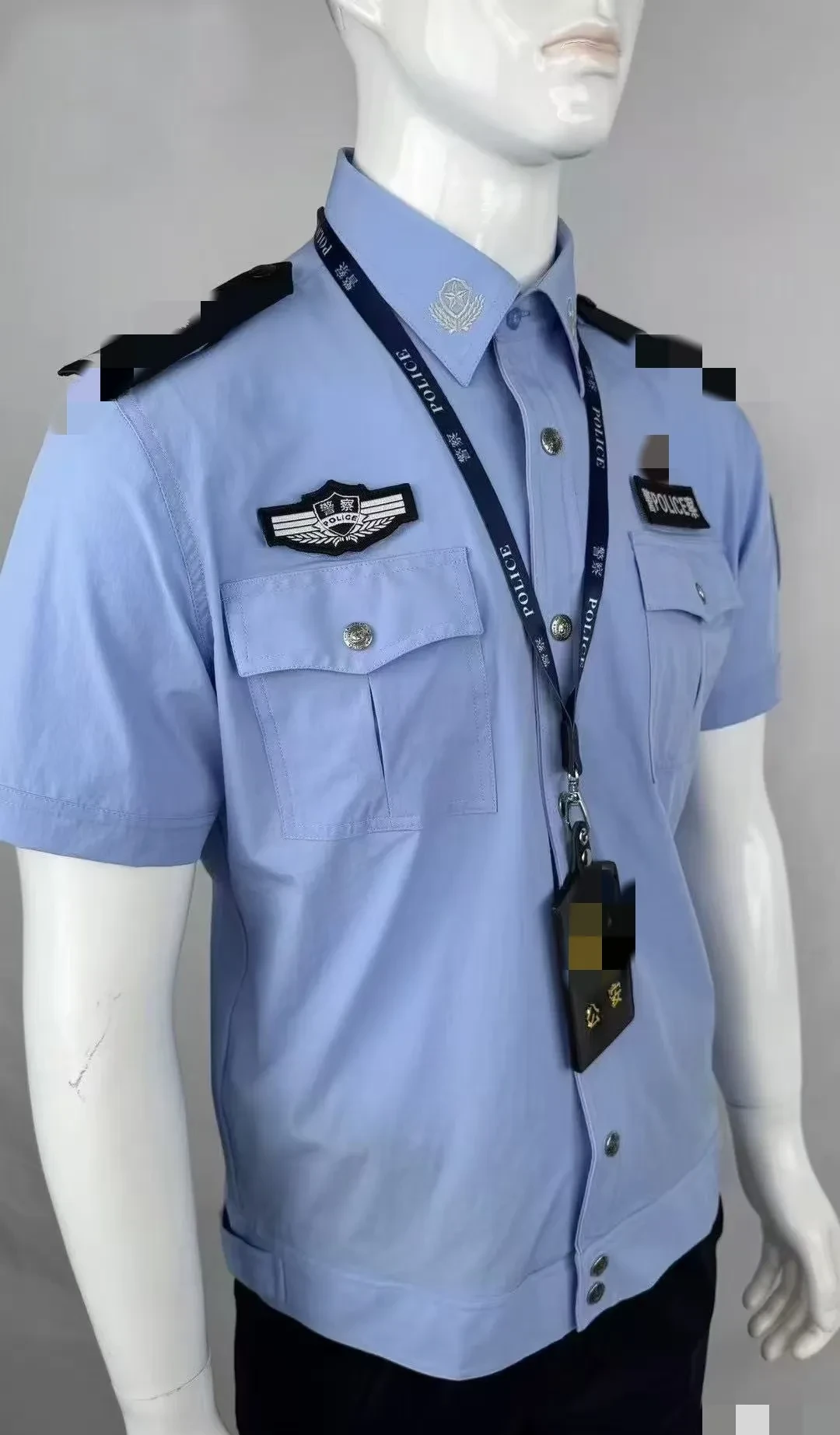现在配发的夏季警用执勤服,不管是长袖的还是短袖的,都是系扣子的