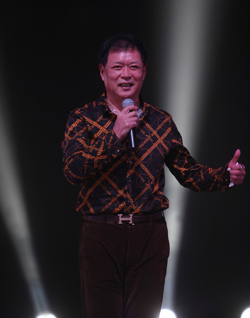 67岁迟志强与杜旭东在别墅里聚会,喝着茅台,抽着华子,唱着歌,敬着酒