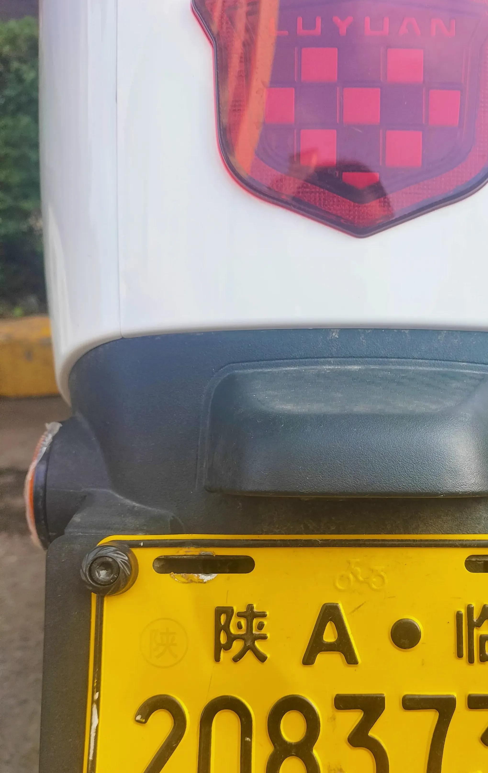 早高峰期间,感觉路上的电动车没啥大变化,还是大把大把的黄色临牌