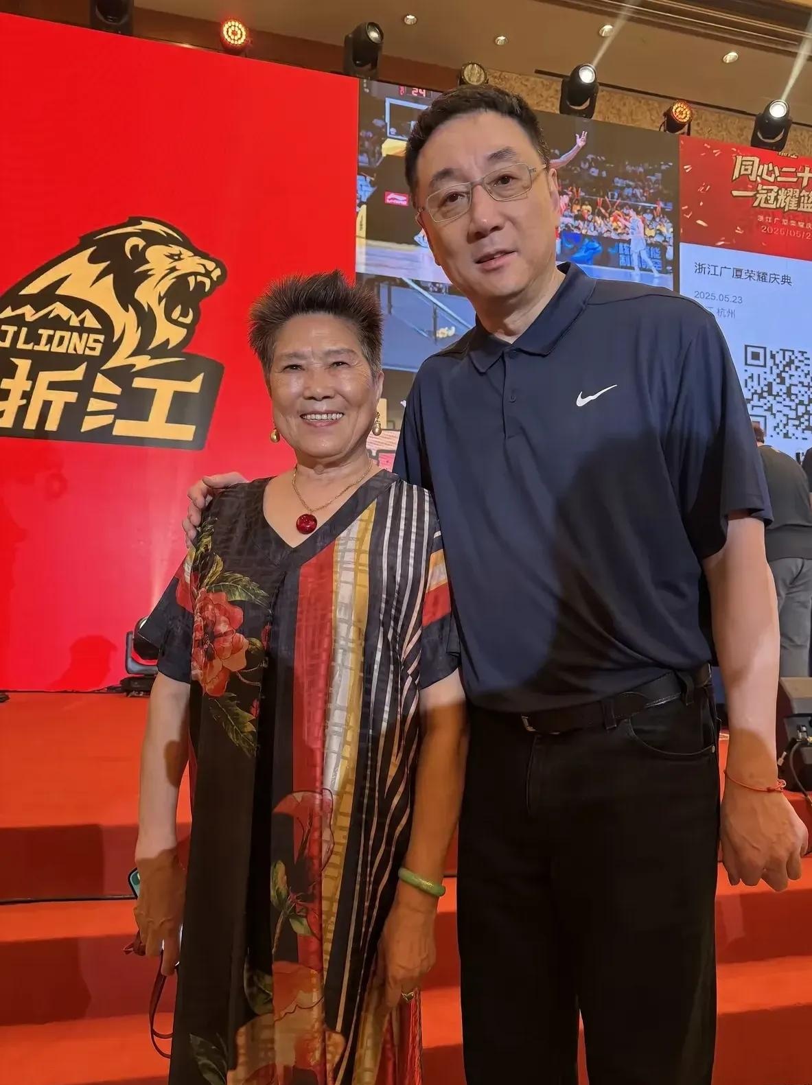老董事长楼忠福端着酒杯走向王非,两人碰杯时全场掌声雷动