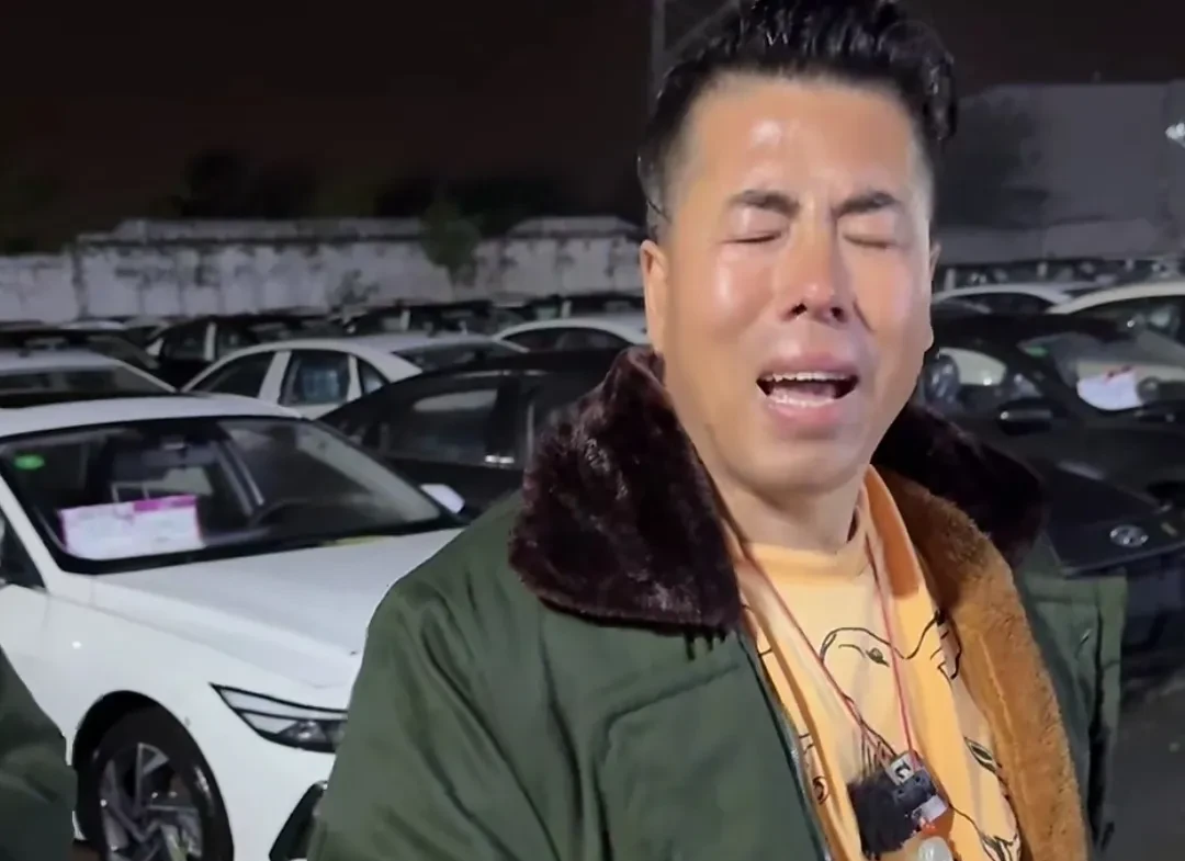 五月八号傍晚,天上一阵冰雹加大雨,砸得西安车坛老王的二手车批发仓库