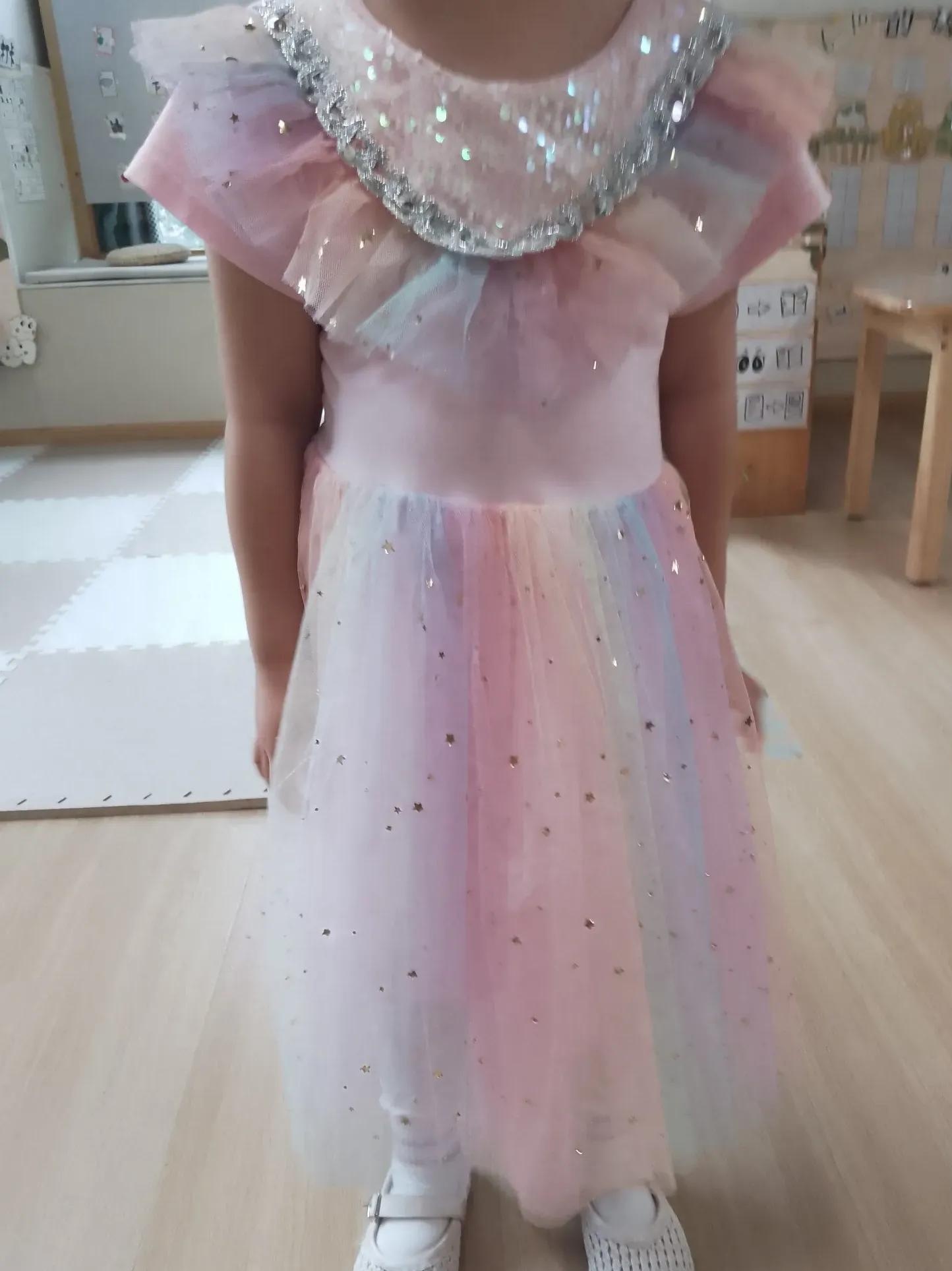 我是公立幼儿园的保育员目前带中班孩子 今天班上一个孩子穿了亮
