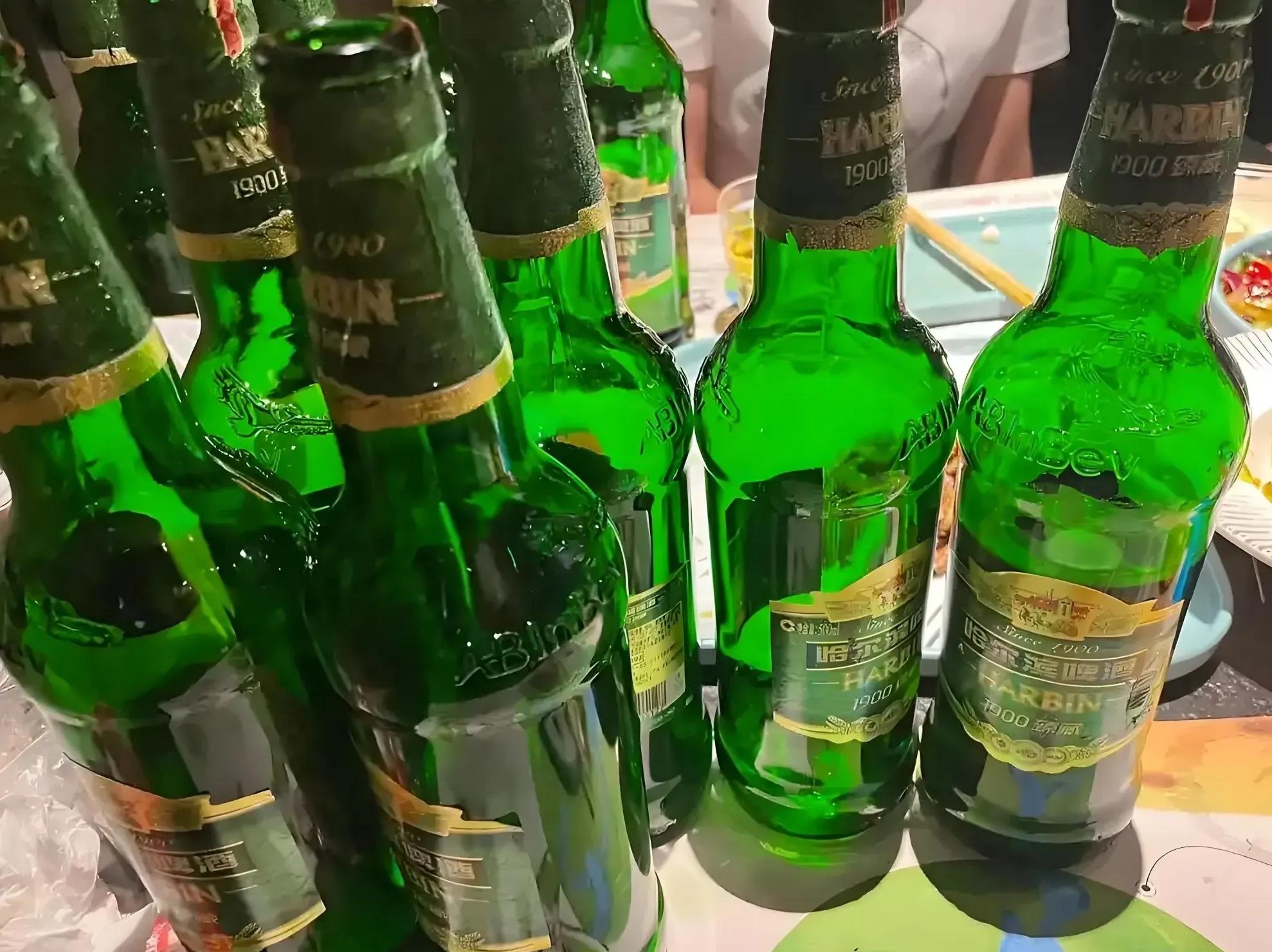 女子随手抄起啤酒瓶反击,两人扭打中被压倒在地,最终双方脸上挂彩