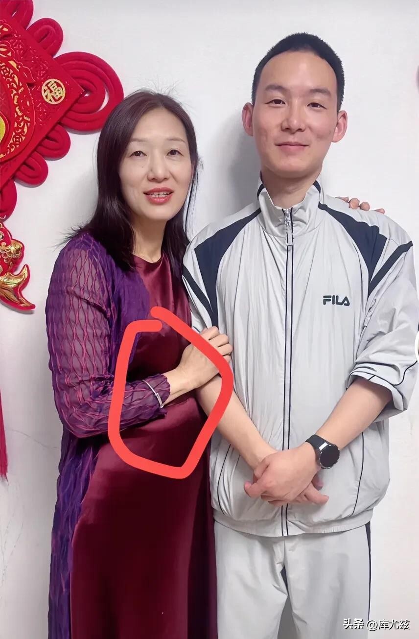 看到谢妈妈的那只银手镯,我彻底泪崩了,一个月3000元工资的我,金项链