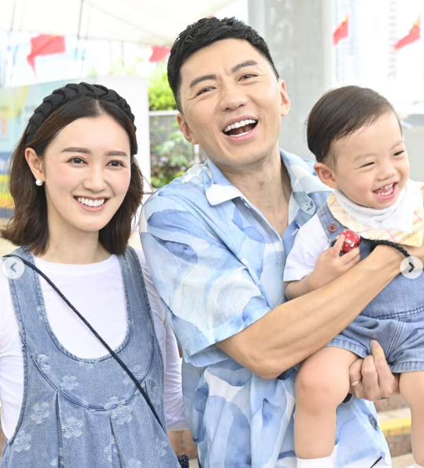 袁伟豪和张宝儿今天带着小家伙袁咕碌现身一个慈善步行活动,夫妻俩笑