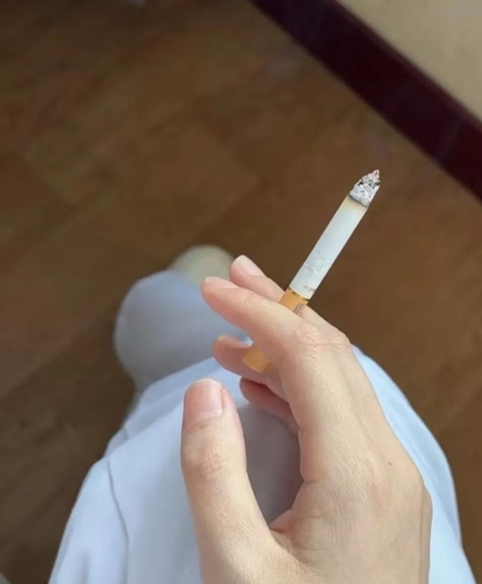 但没人知道,我值完夜班躲在医院角落抽烟时,手还在抖