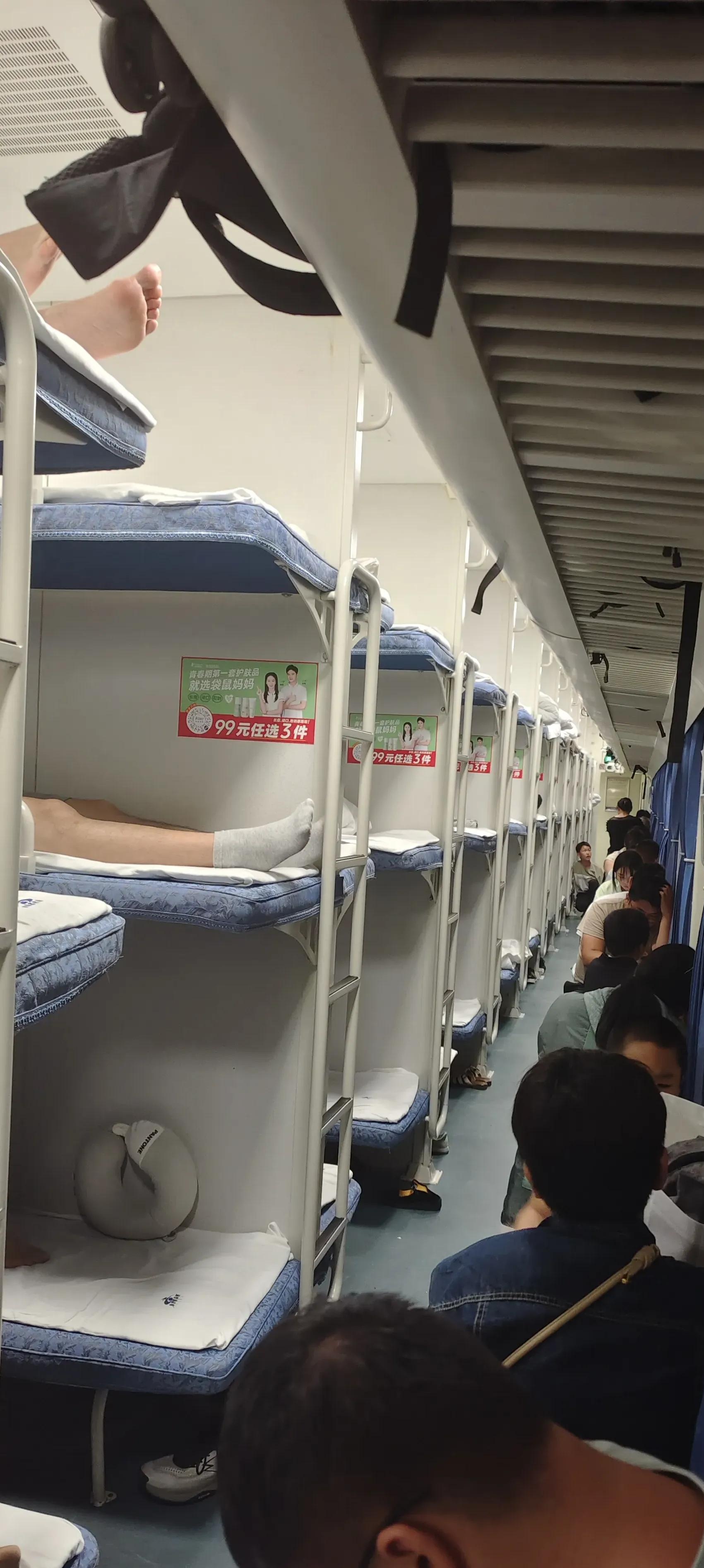 今天25年7月23号,晚上21点20分我和爱人乘上海松江站到南昌k287次列车