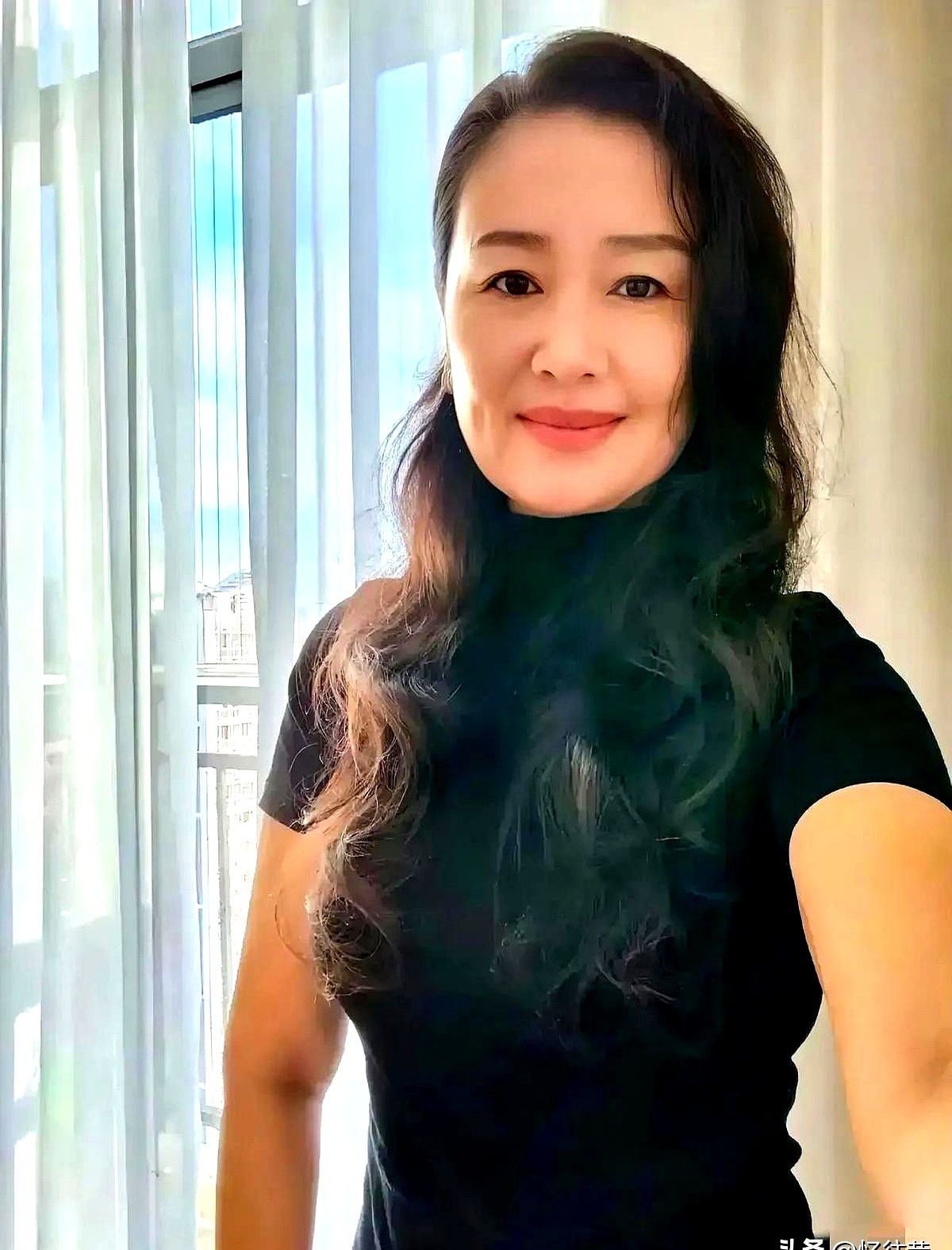 丈夫老王攥着电动牙刷,眼睛死死盯着洗手台上的手机计时器;妻子小张