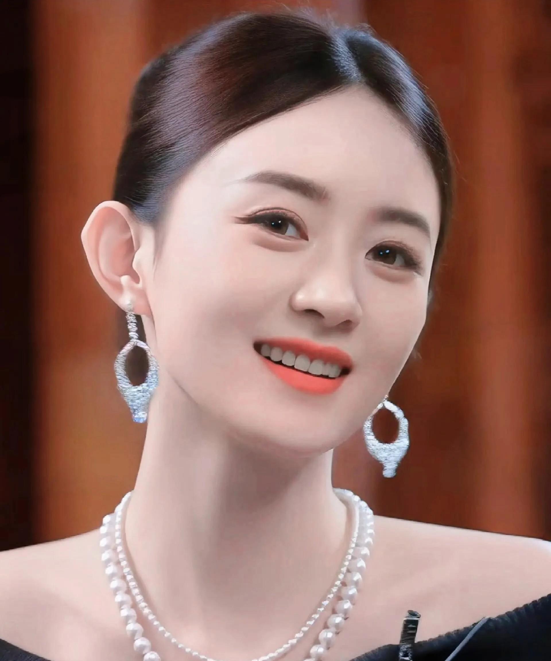 近几日被网友质疑和导演赵德胤的关系,网友表示不理解赵丽颖为何会