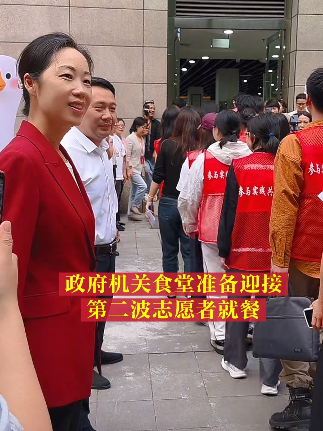 重庆荣昌区政府食堂里摆了80桌宴席800多名志愿者端着餐盘排队打饭