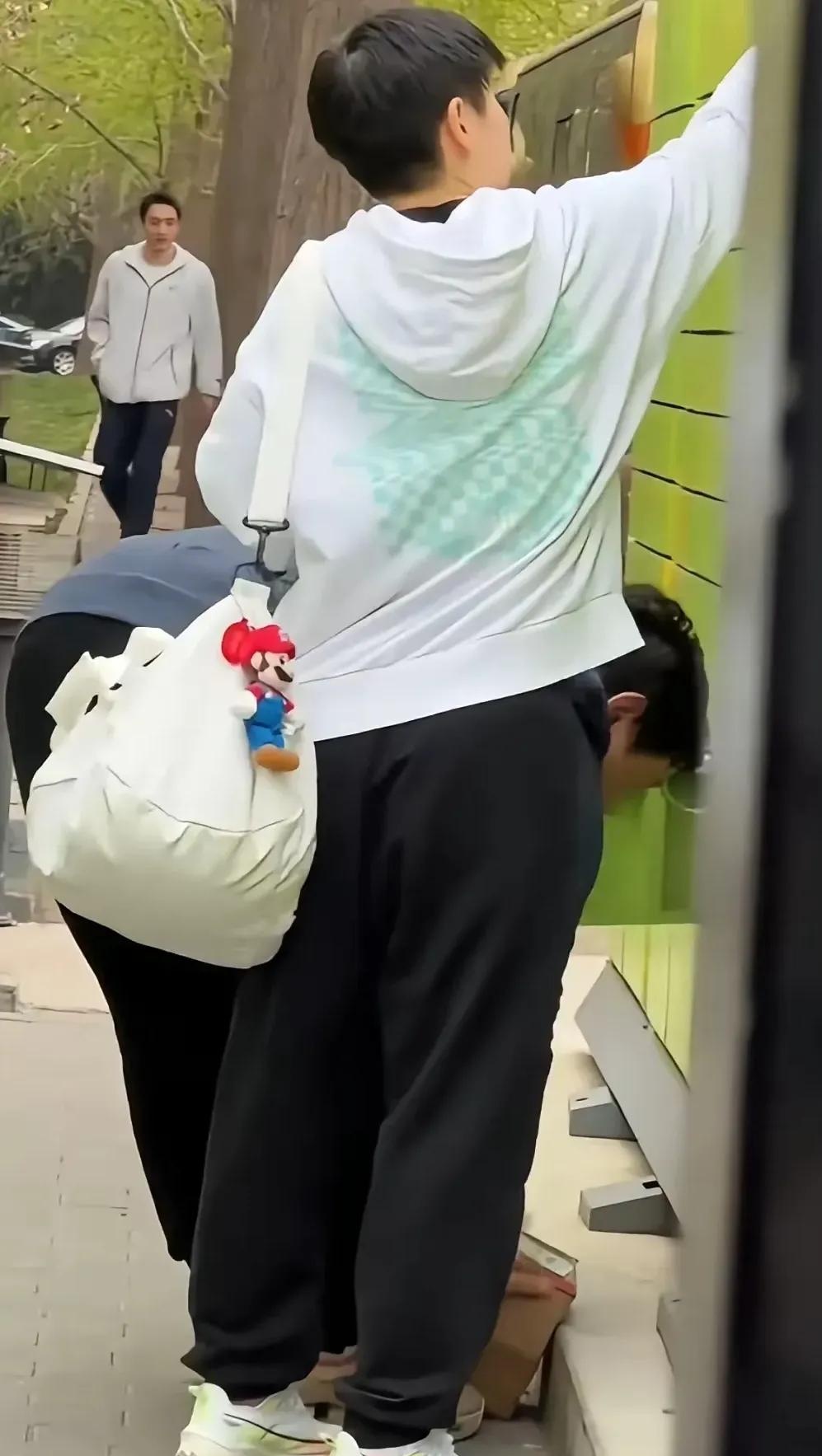 据网友说,她去快递箱取快递的时候,看到了两个高高瘦瘦的女孩