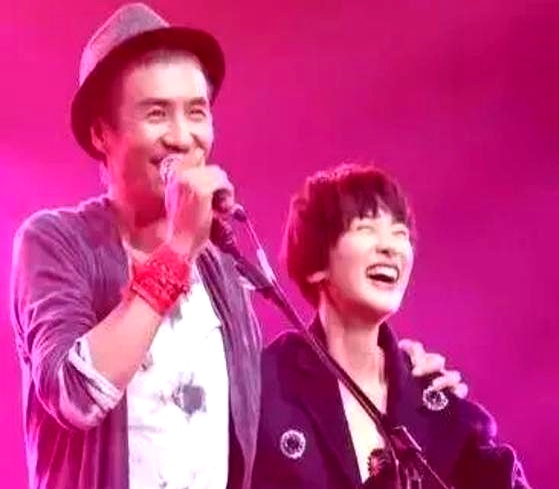 2006年,朴树让妻子吴晓敏下楼买一包烟,左等右等都不回来,朴树也没给