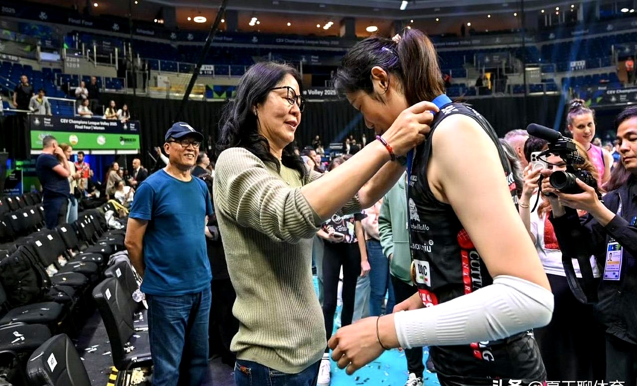 王育成站在一边默默看着郎平和朱婷拍照互戴金牌摄影师真的会扑捉镜头