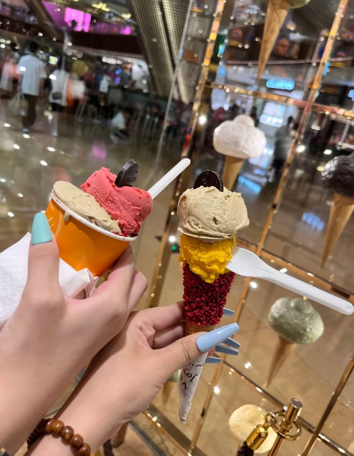 去的是广州太古汇的venchi 味道真的很不错～ 我们选的是开心果芒果