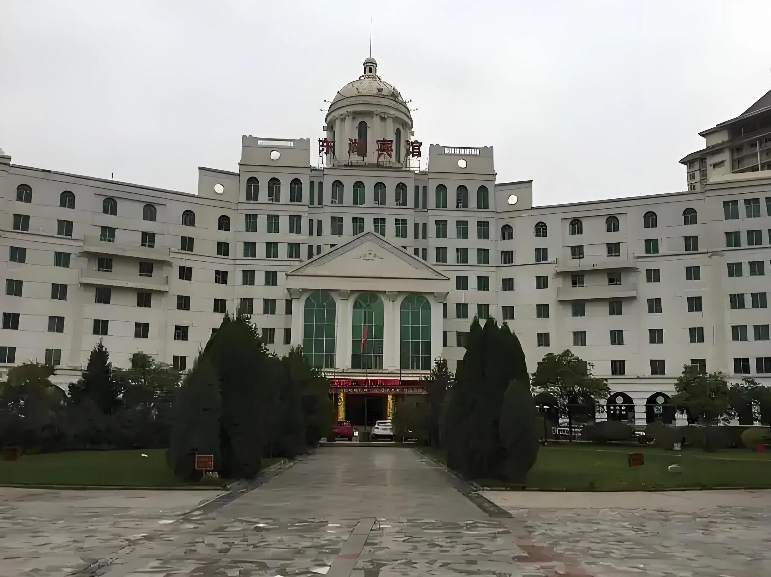 有很多人吐槽西宁东湖宾馆收取"过路费",昨天路过果然如此