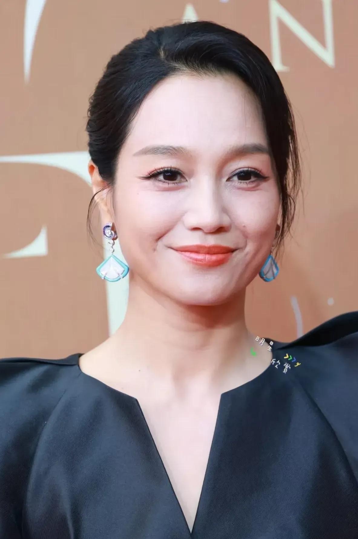 这事儿闹得挺大,朱丹在节目里分鸡汤,把鸡腿全给了两个二十七八岁