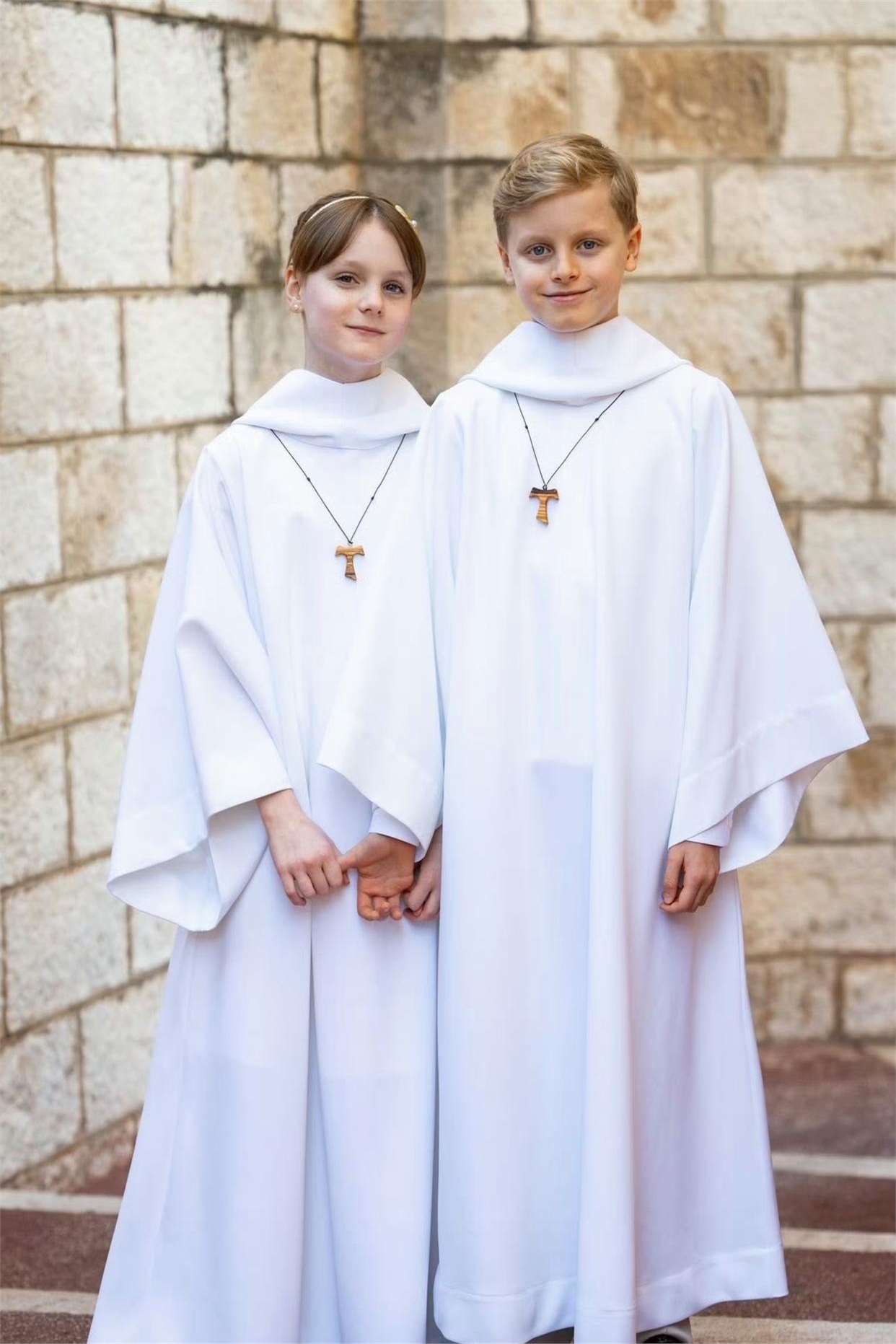 一双龙凤胎儿女颜值超高