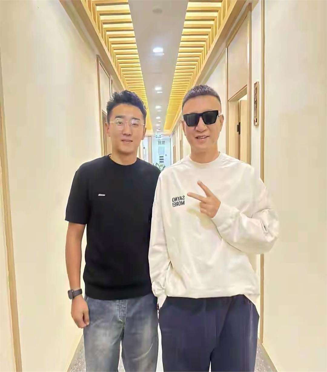近日,孙红雷与老婆王骏迪在宁夏旅游的画面引发关注
