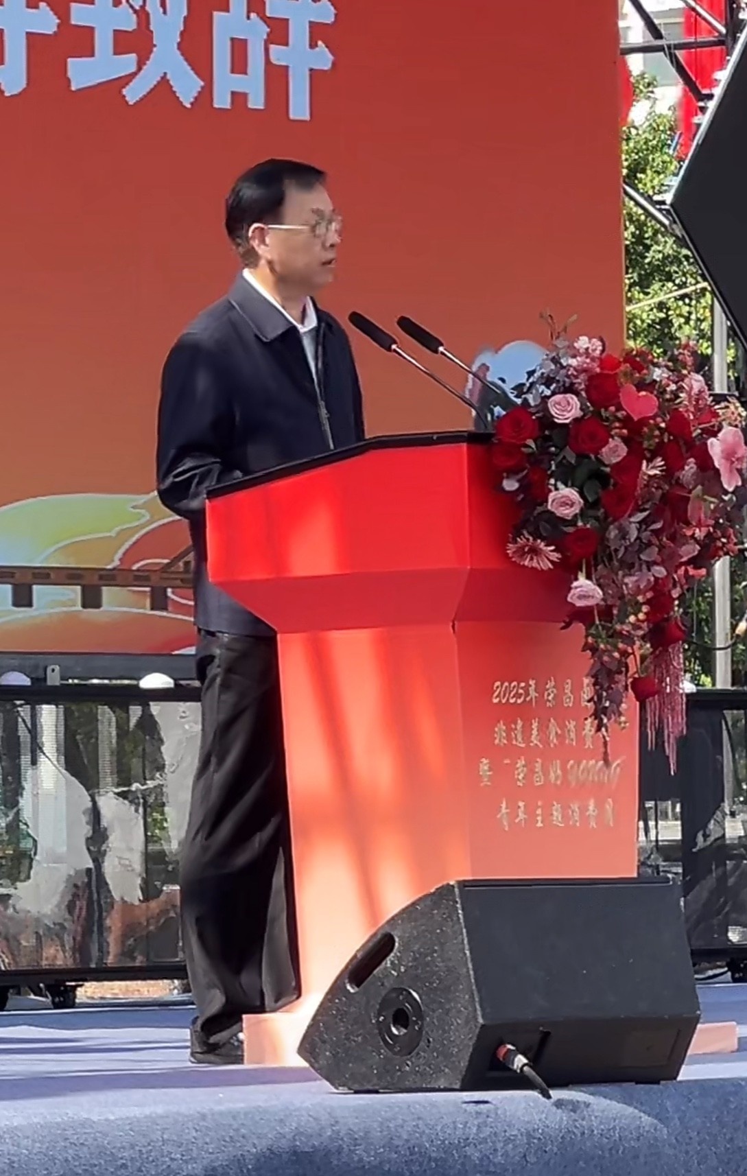 五一来荣昌的游客发现,政府食堂窗口排着700米长队