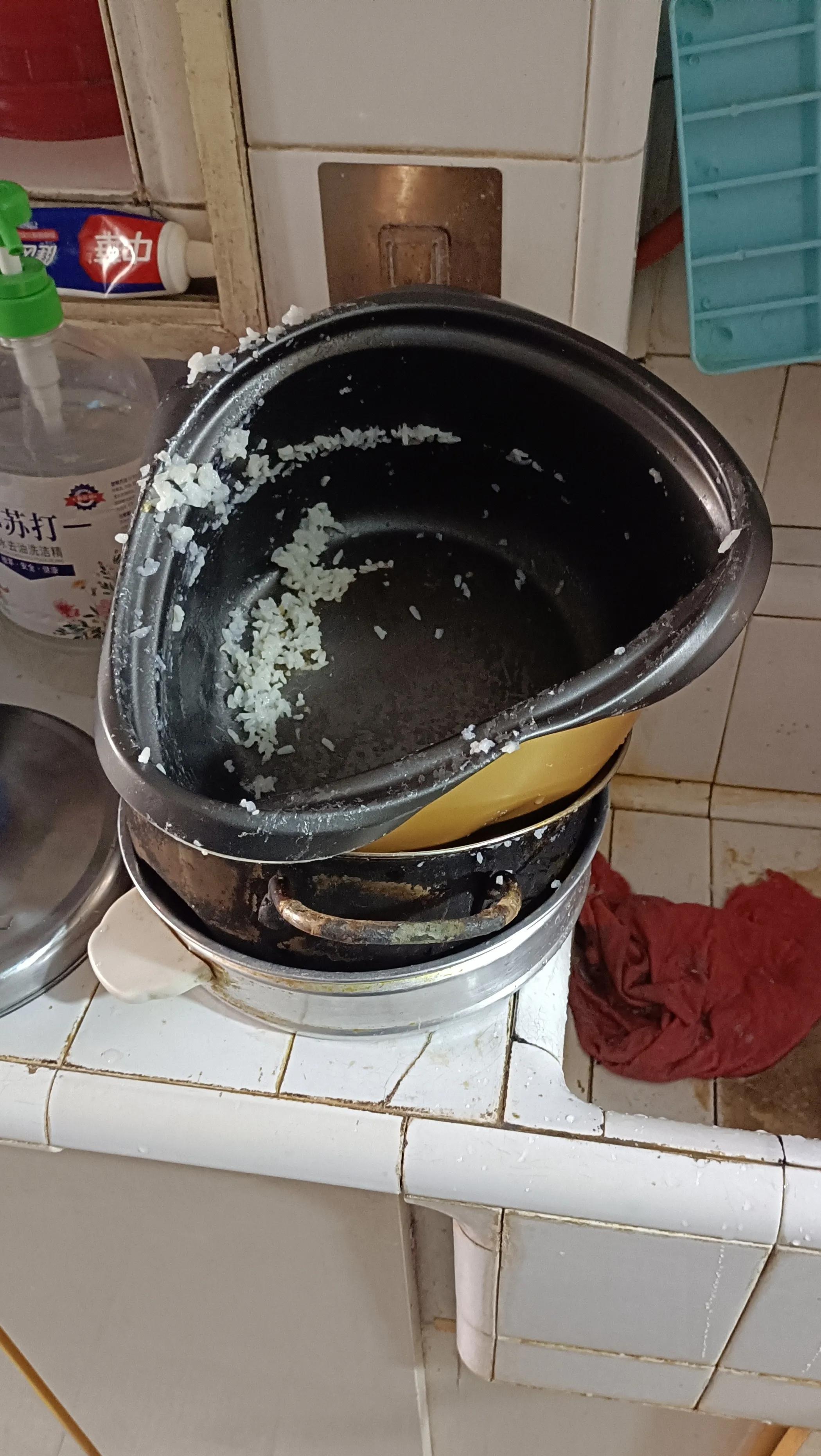 电饭锅插头没插好,米还是夹生的,钢锅饭烧糊了,锅底焦黑一片
