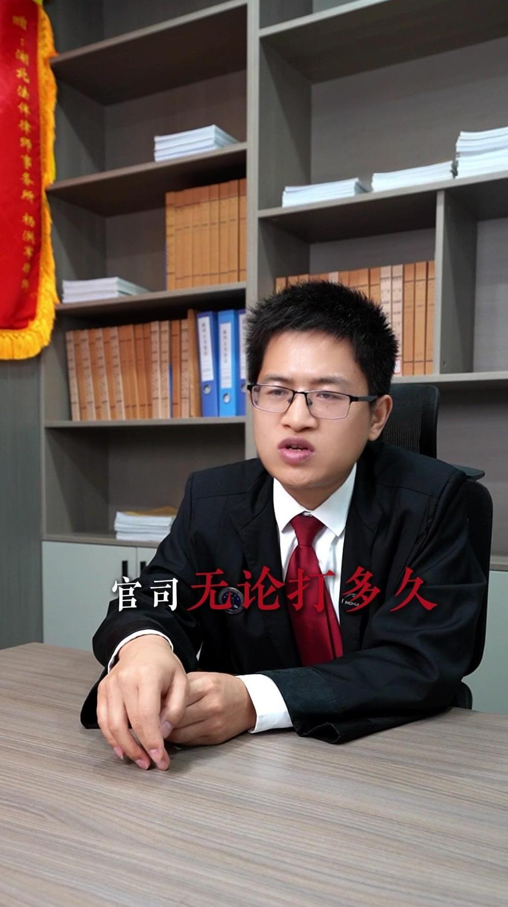 劳动法    老张在厂里干了12年,合同到期时,公司想换个新人顶替他