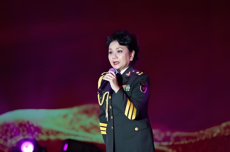 王静是总政歌舞团一级歌唱演员,1990年认识聂卫平