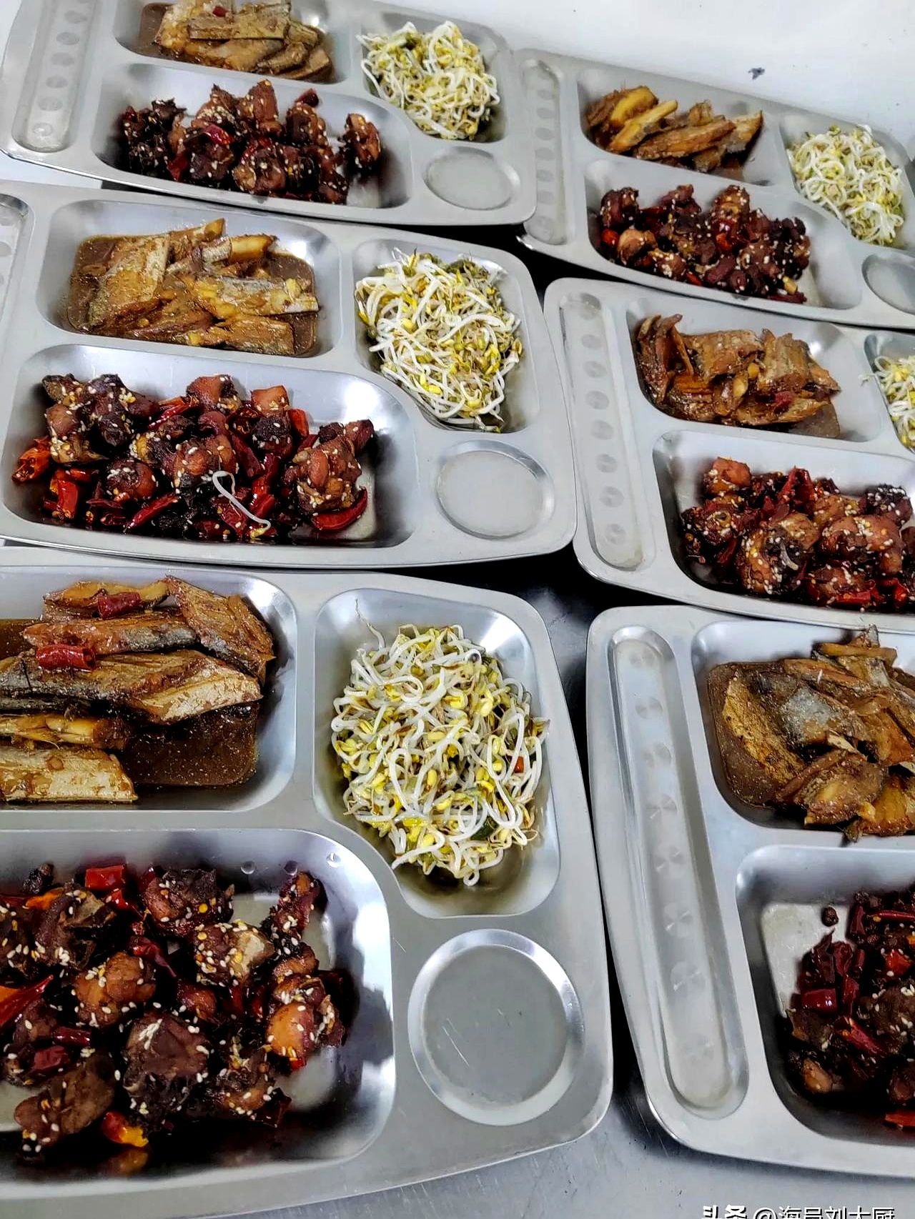 如果我不提你可能不会发现我们已经在船上三个月没上伙食了