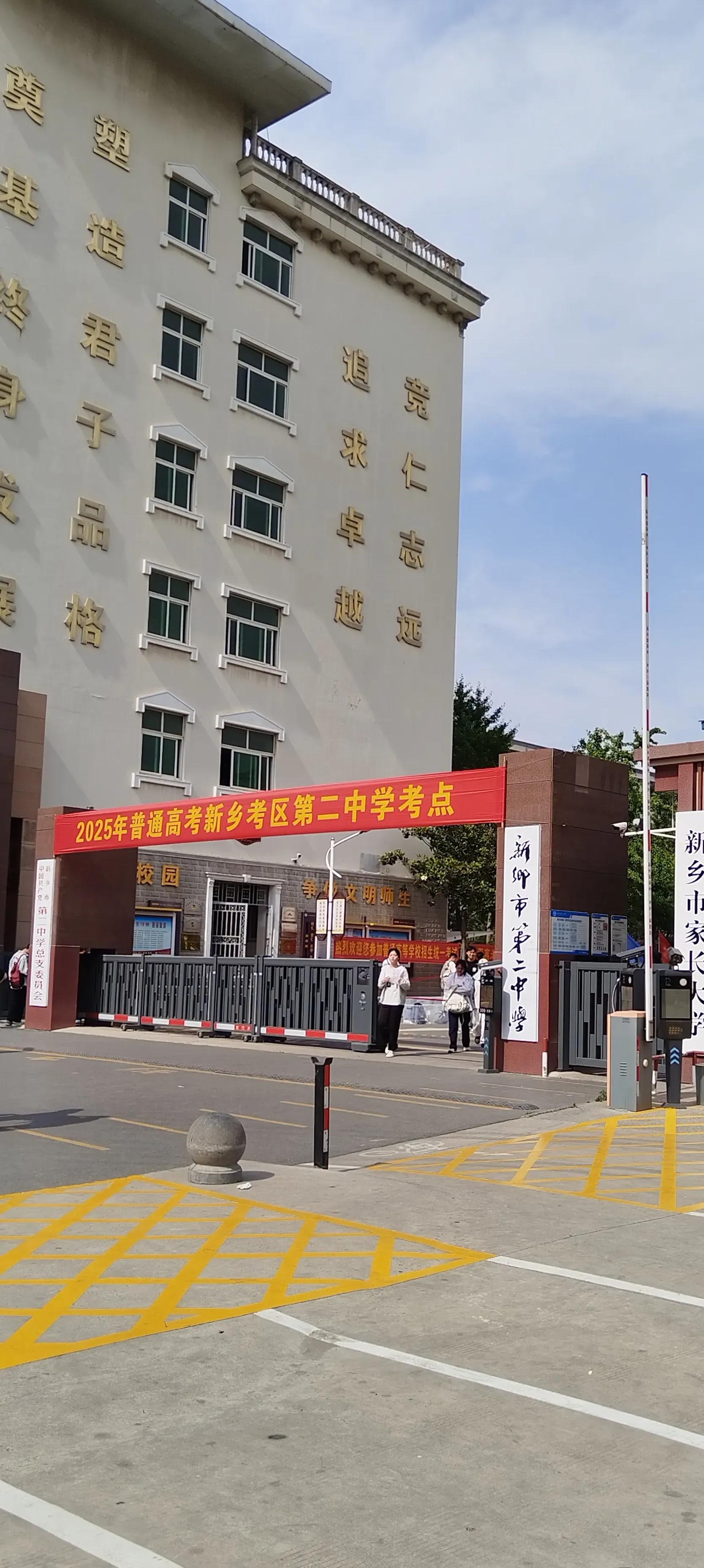 高考成绩出来了,孩子一脸的激动,对我们来说,今晚注定会是一个不眠之