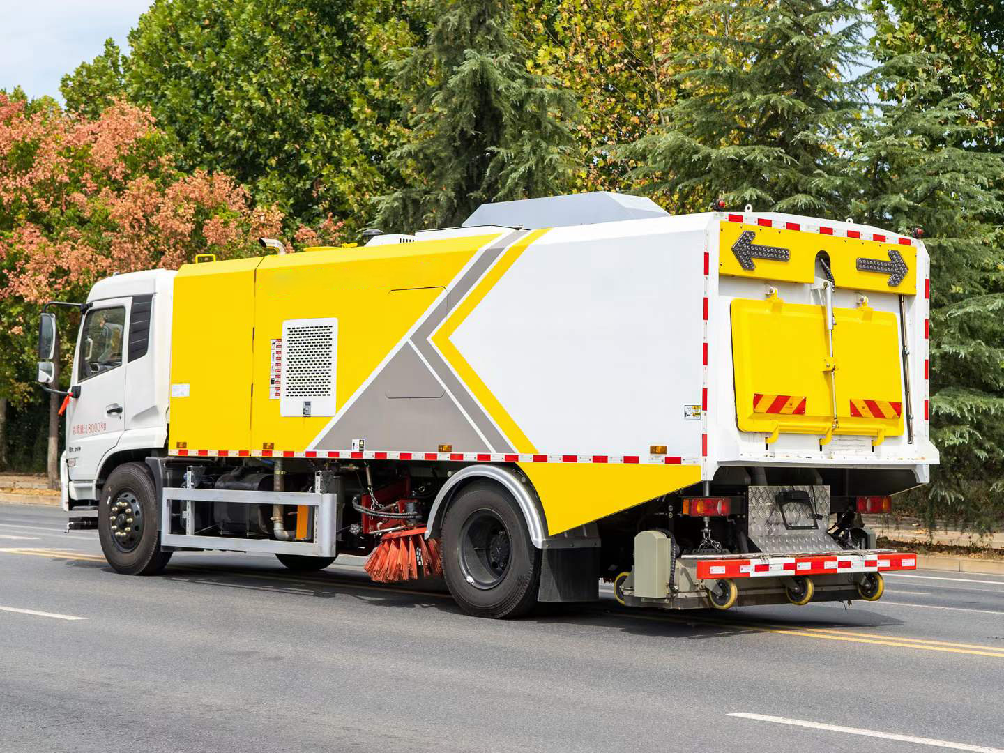 在狭窄的街道,小巷子里穿梭自如♀,完全不会受到扫路车外观小型清扫车