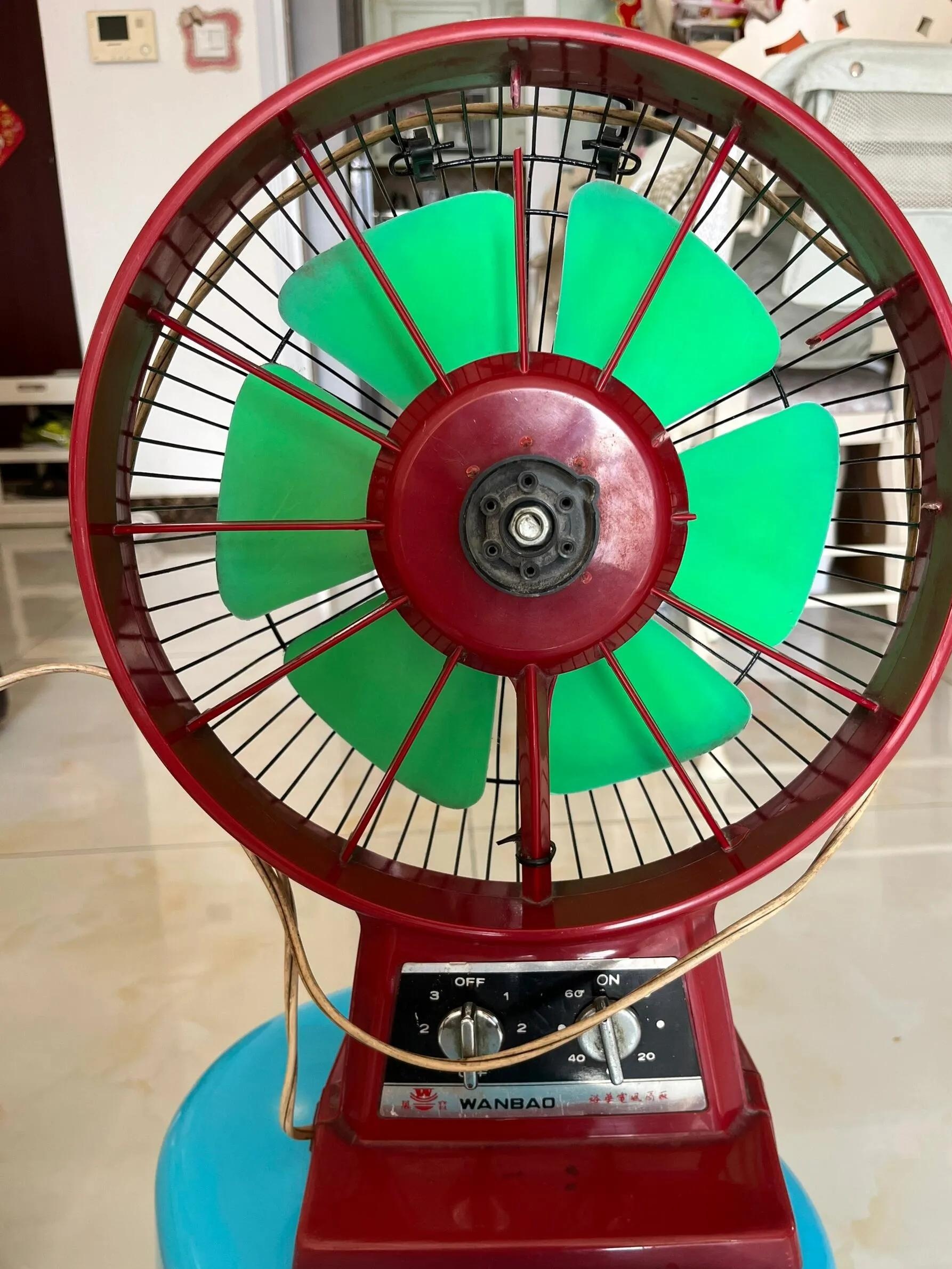 机身上印着"顺德裕华电风扇厂"的金属铭牌已经生锈,可1995年出厂时贴