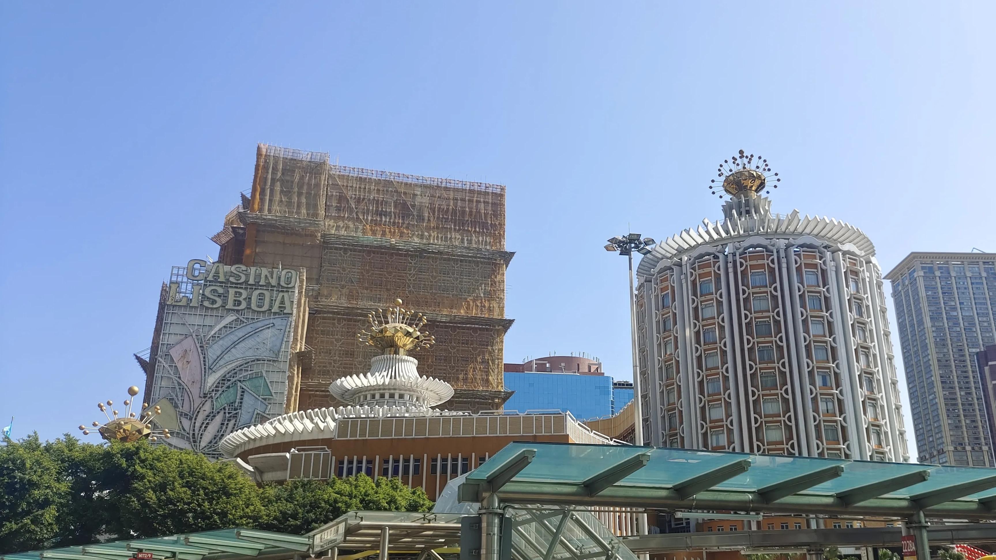 她说怕天亮告别时大伙儿哭成一团,干脆自己先走