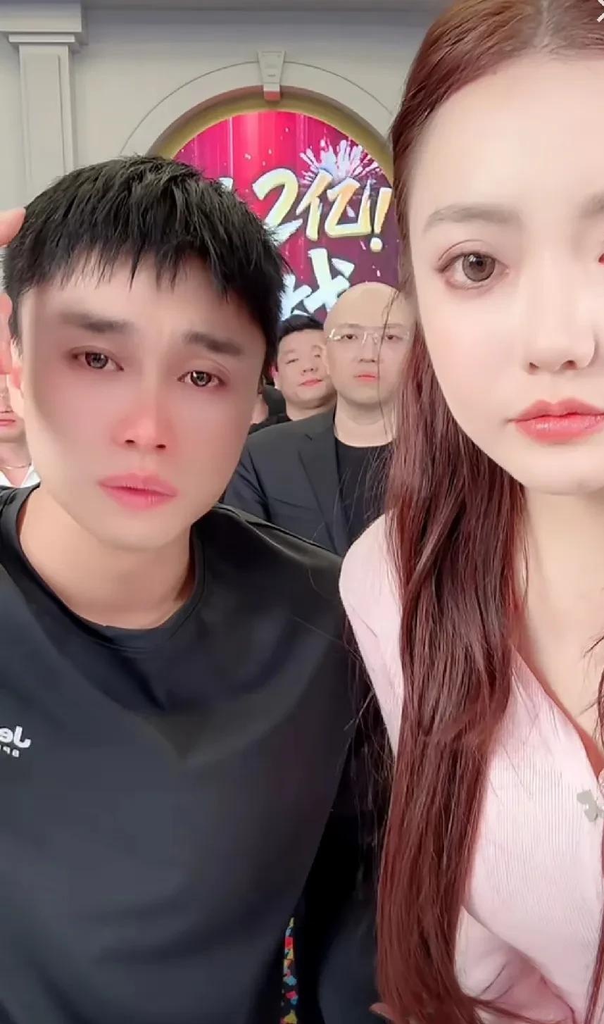 昨日快手电商销售日榜出炉,榜一是办黄金专场的太原老葛,销售额为8