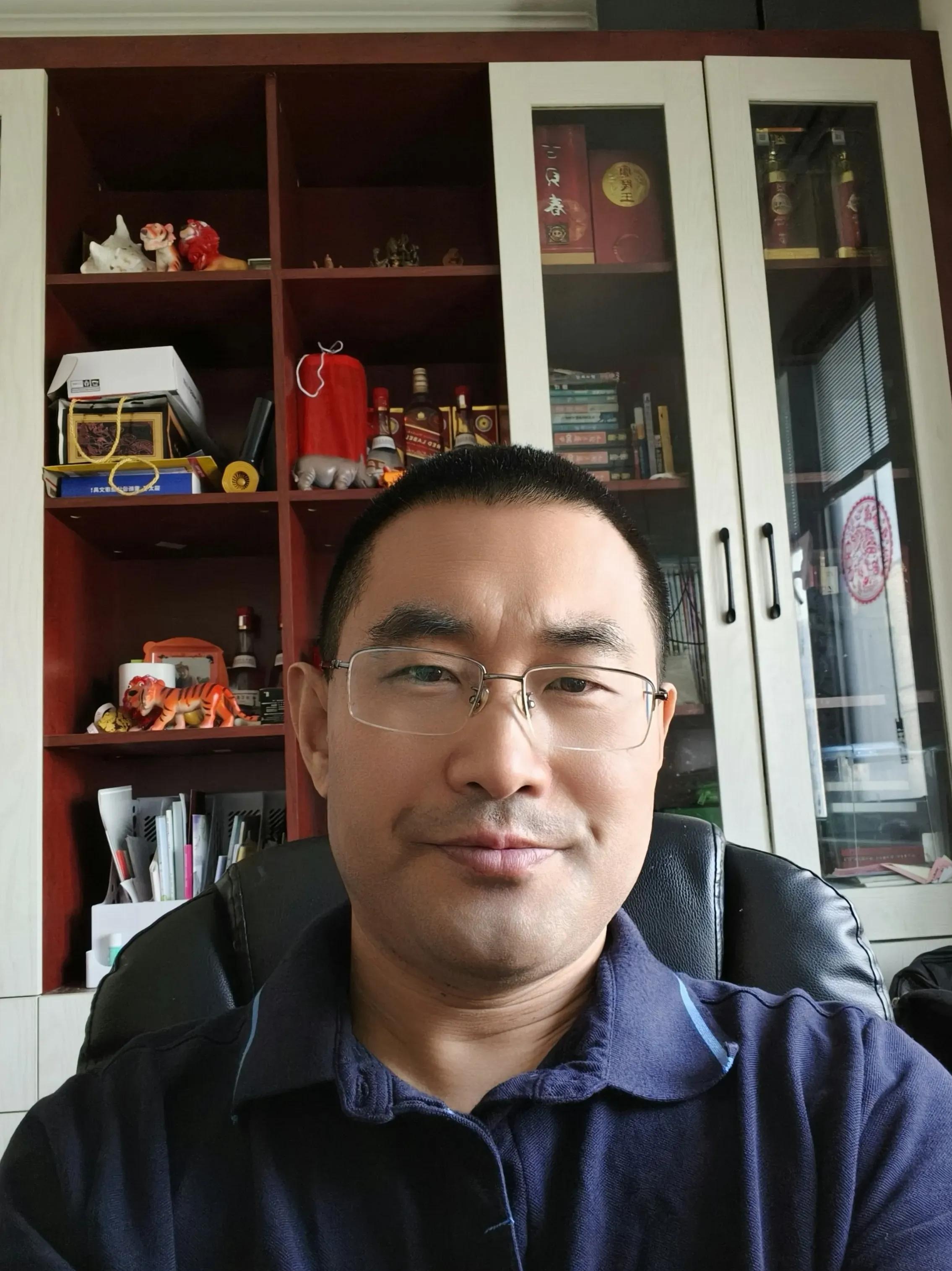 不足10平米的小房间,一台电脑,一部手机,这就是老张的