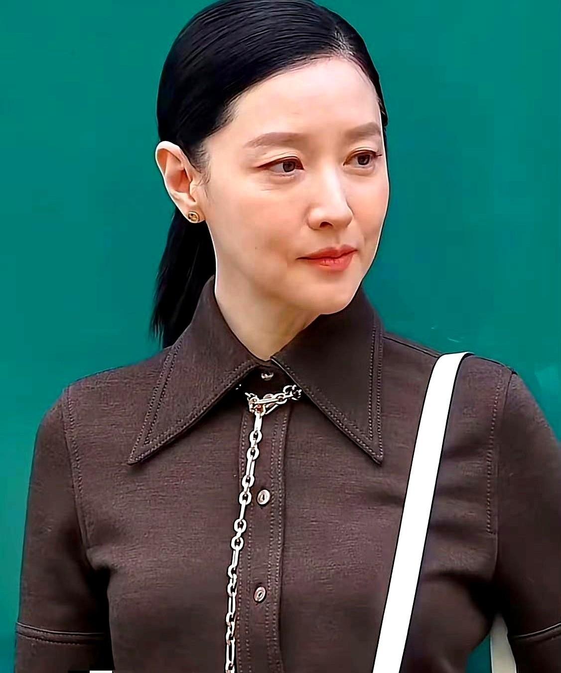 54岁李英爱昨日素颜逛首尔百货,法令纹至耳根,手机镜头近脸,毛孔清晰