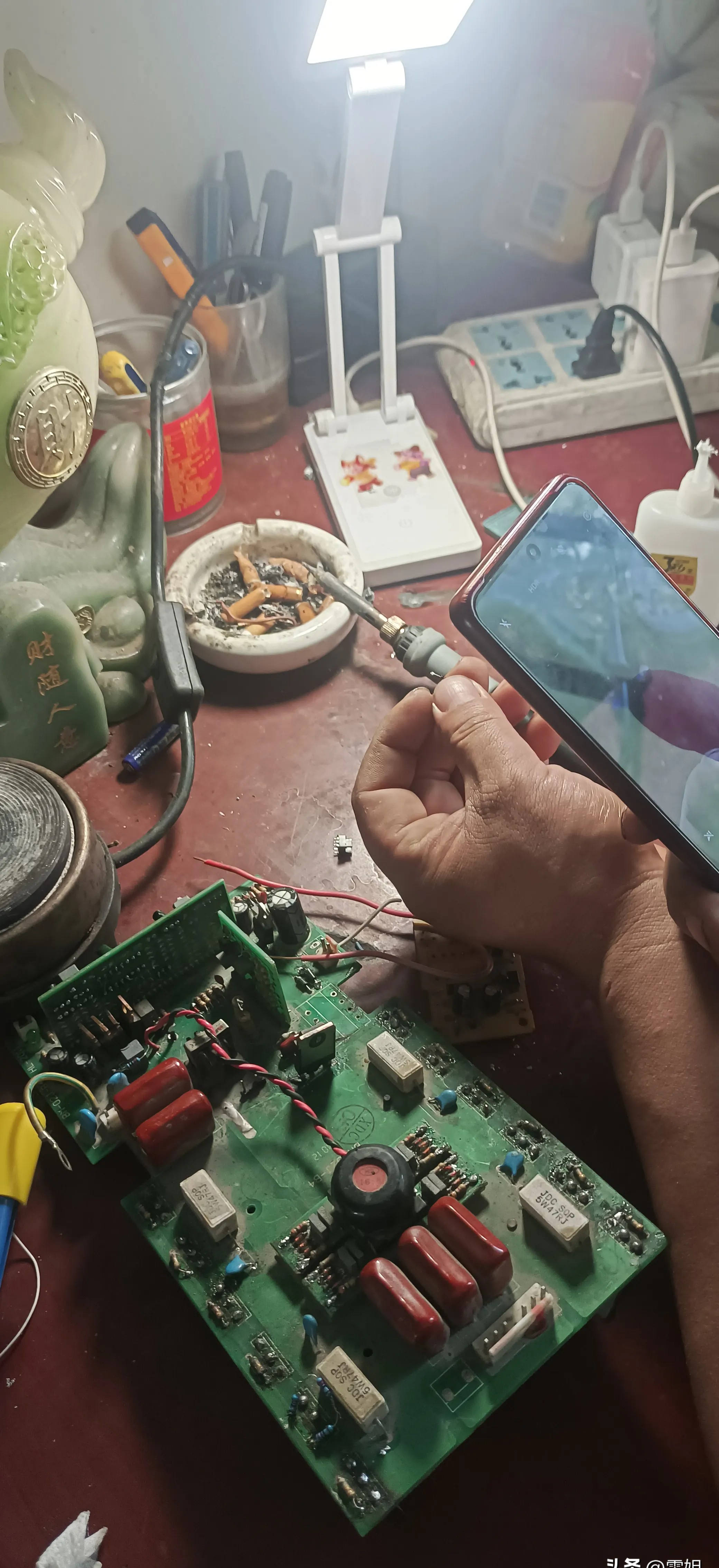 板烧写电路板有维修的痕迹图片电路板维修半球电饭煲炸电路板铜箔维修