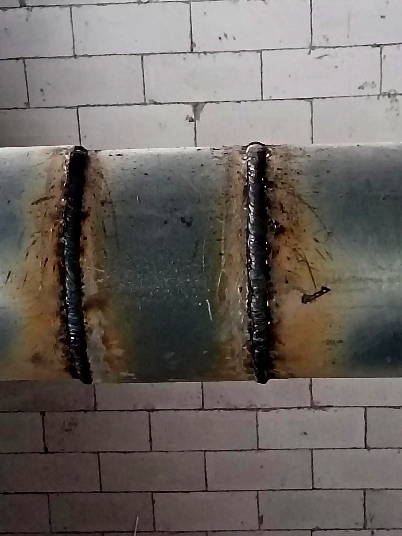 我问这个电焊工多少钱,不分时间就是两个口焊完就给工资!