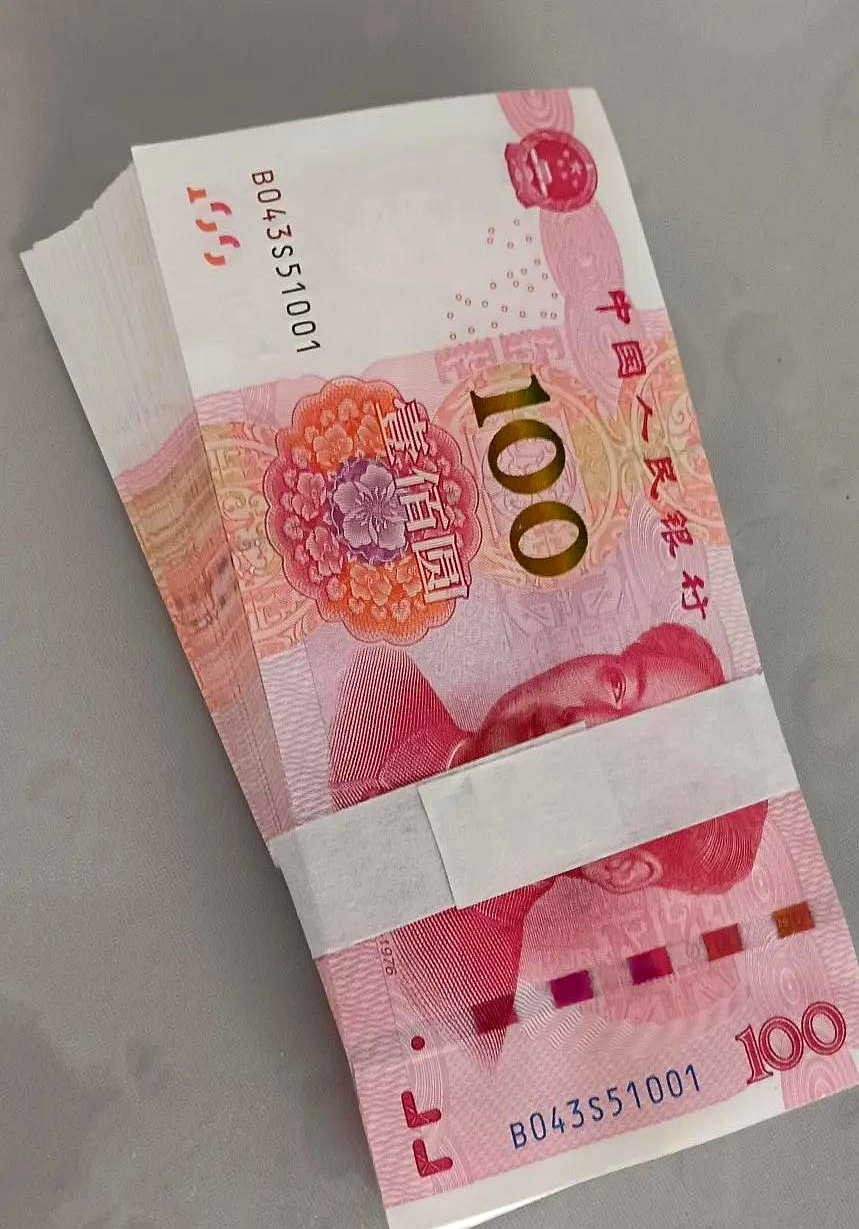 可能是离着地面近,放潮了,我仔细一万块钱一万块钱真实照片一万块钱