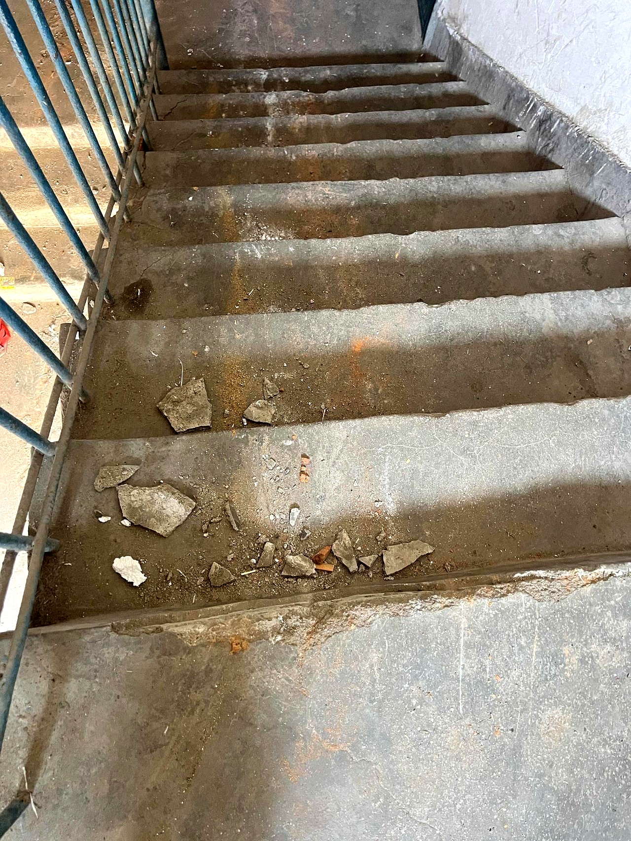 像把石头从楼下滚下来似的等我出门的时候再一看这楼梯