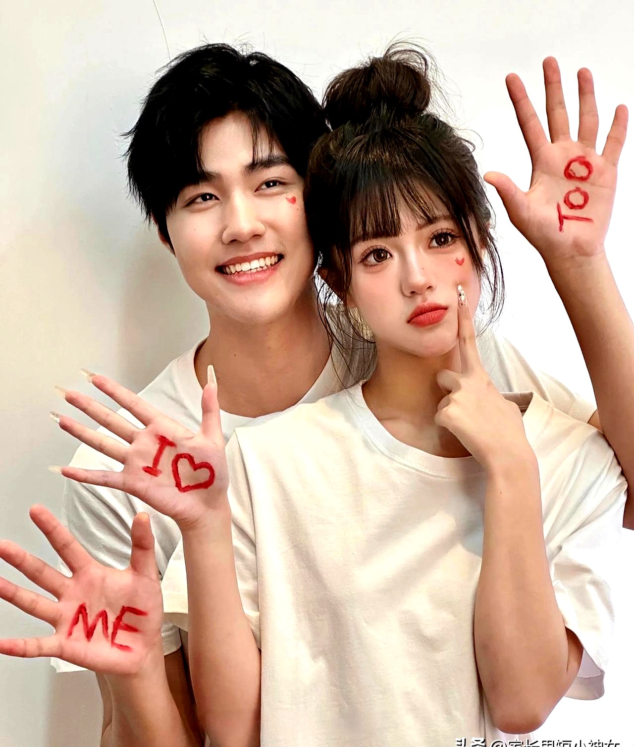 笑不活了,一对小情侣去看医生,被诊断出了怀孕,女生就质疑起男生买的