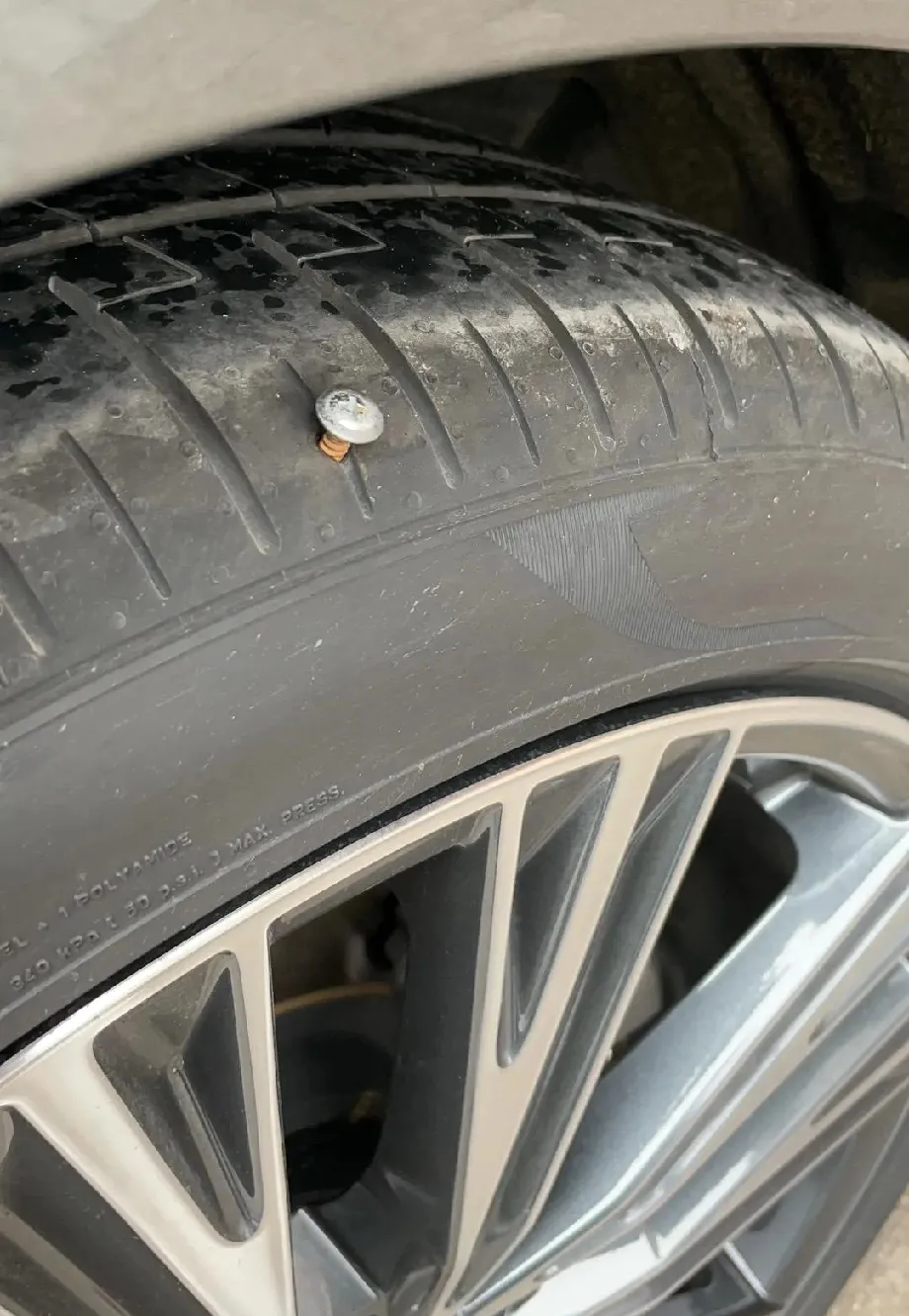 轮胎被扎图片车胎被扎图片车胎扎了图片车胎被扎的图片真实车轮胎被