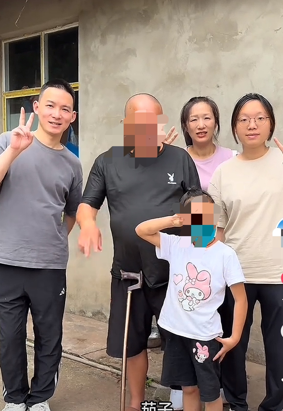 今晚,谢浩男的妈妈谢妈更新了个视频,原来他们一家人