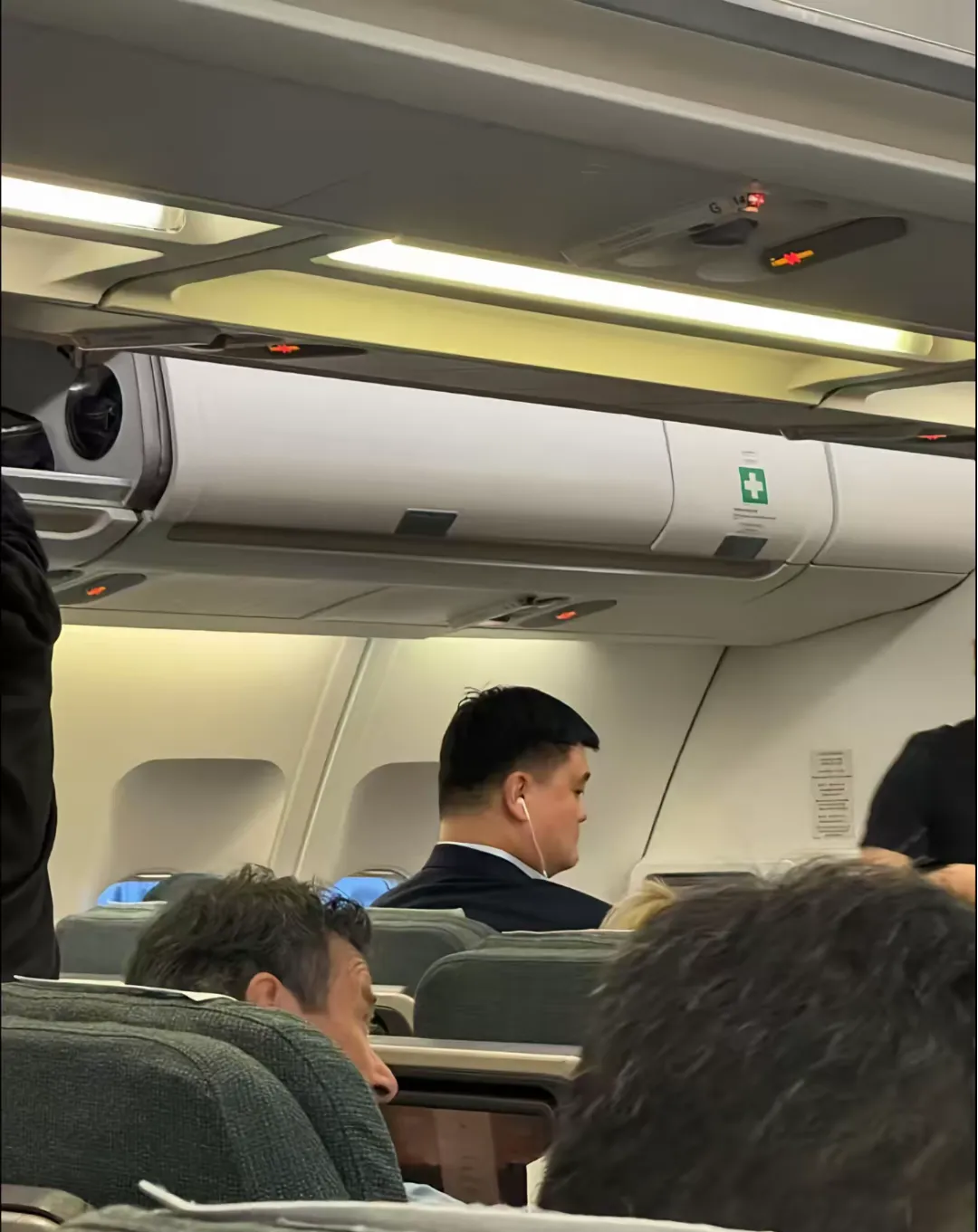 3月28日从香港飞北京的国泰航空上,有人不小心撞见了姚明,这辨识度也