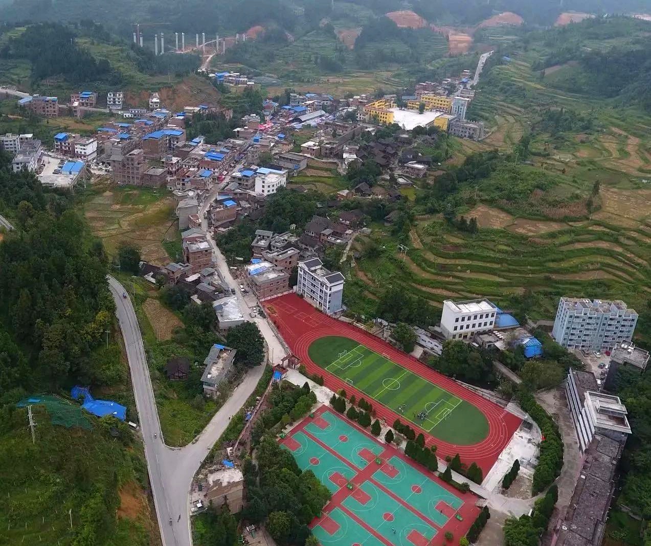 她又累又饿又冷,还没吃饭.厂子离城镇远,附近没吃的卖.她刚来,没炊具