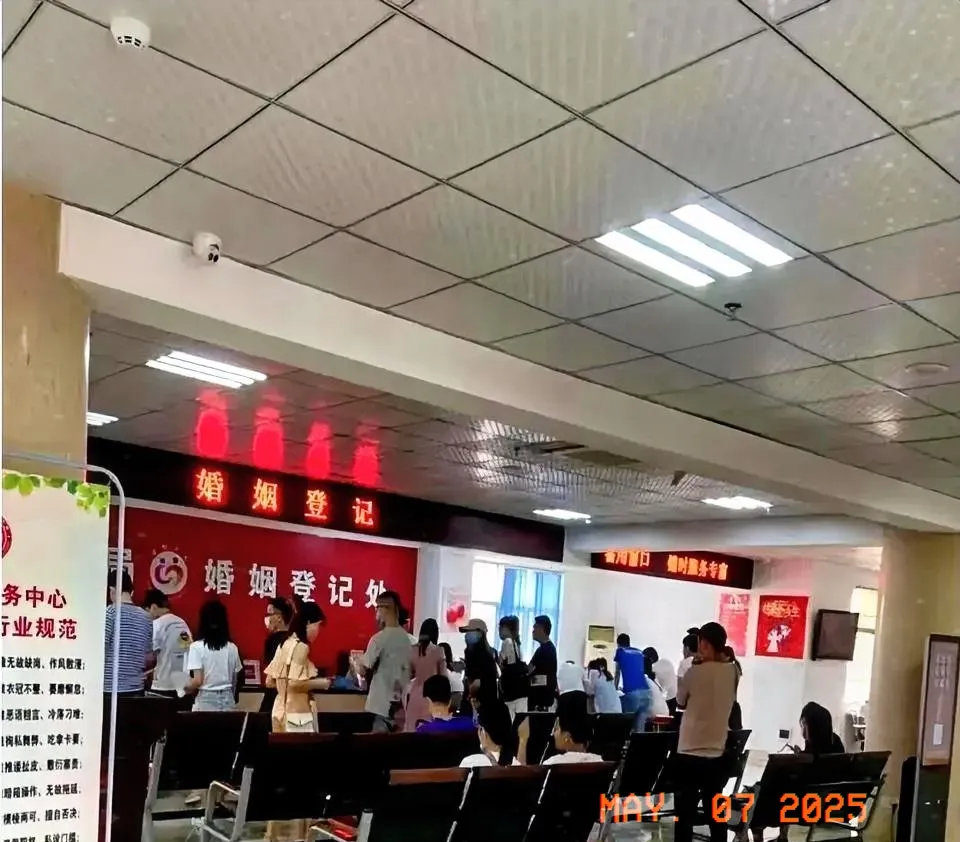 昨天我拎着证件说要离婚,他连个屁都没放,跟我直接去了民政局