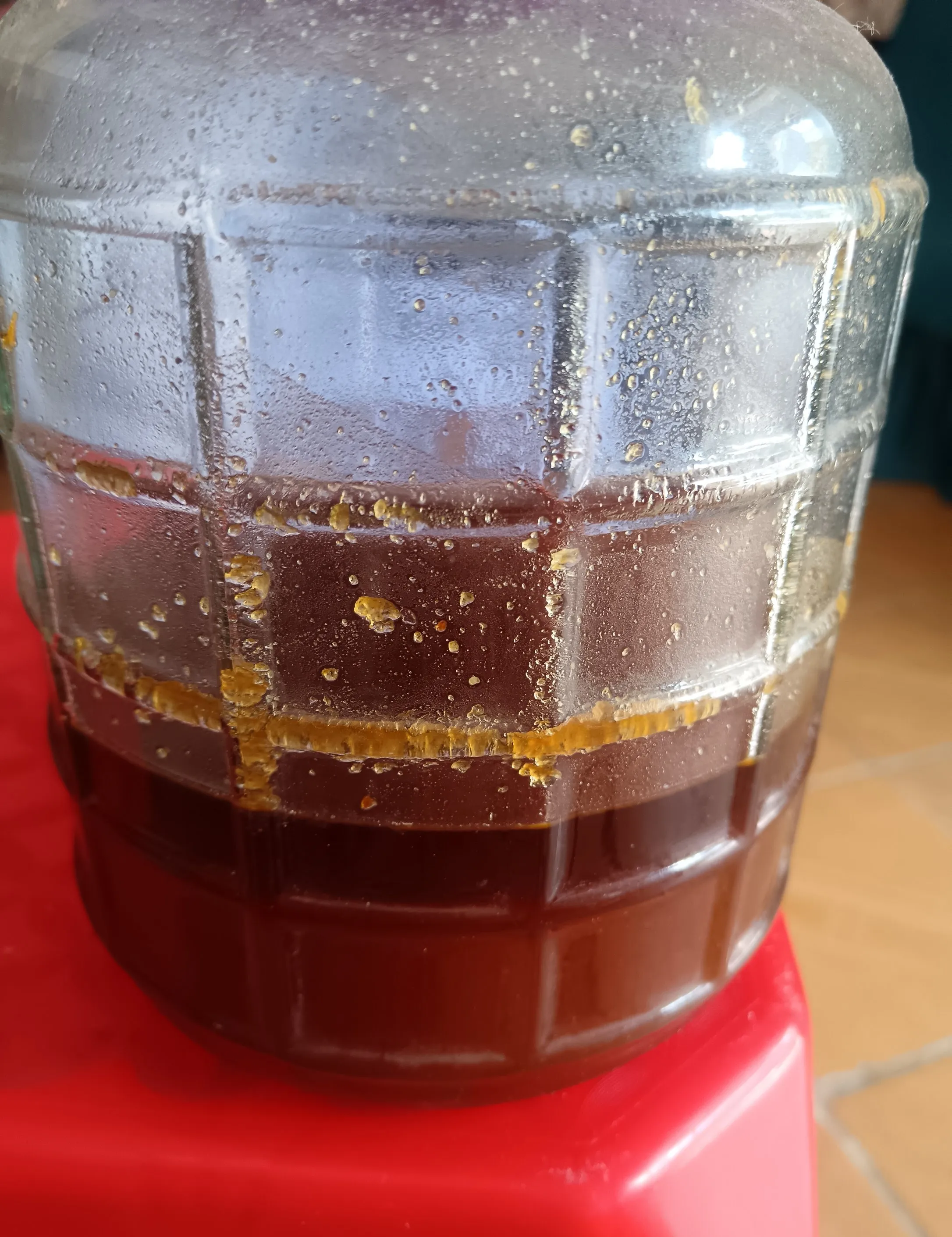 蜂蜜过了保质期什么状态(蜂蜜过了保质期限还能吃用吗)