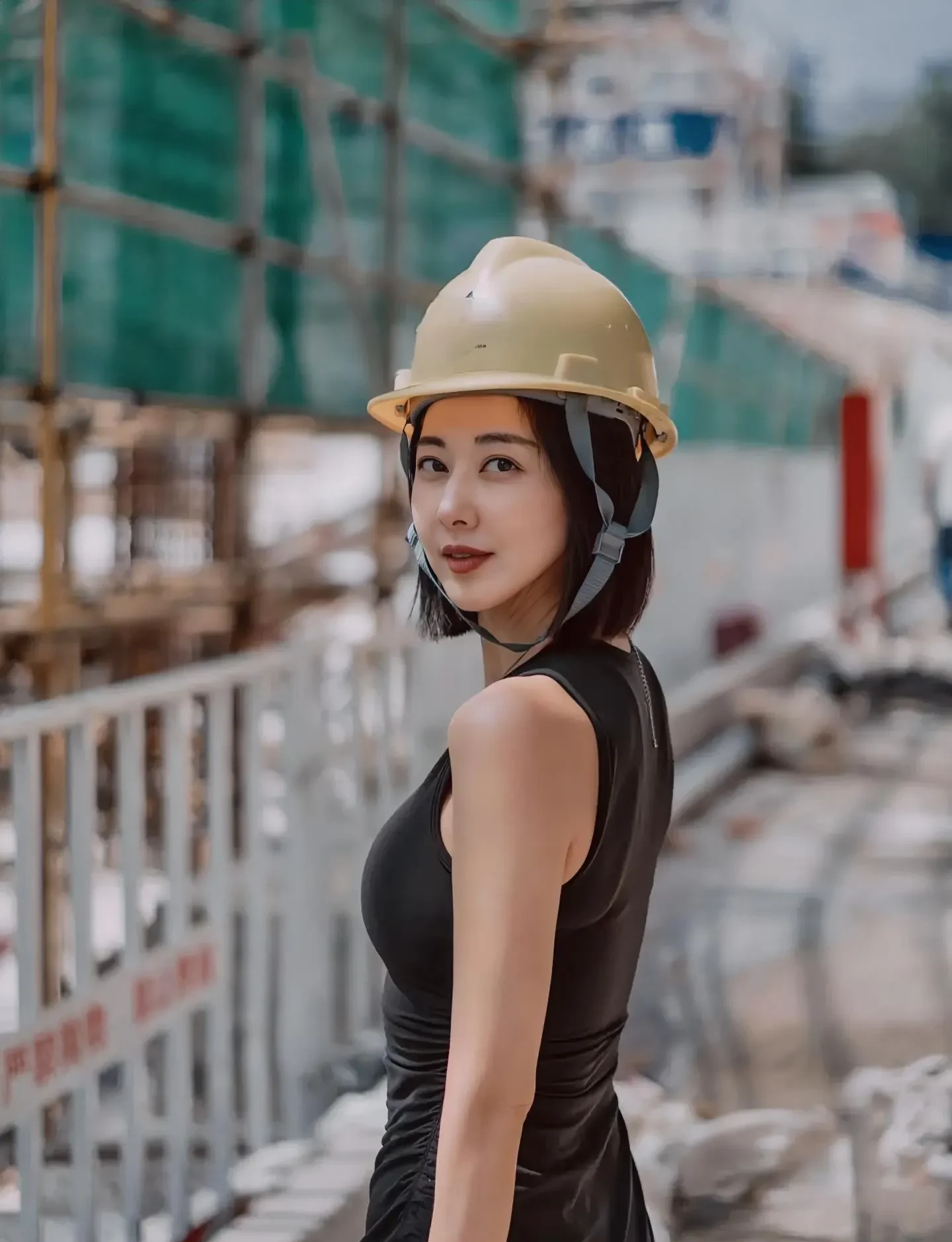 这对夫妻刚到工地就挺惹眼