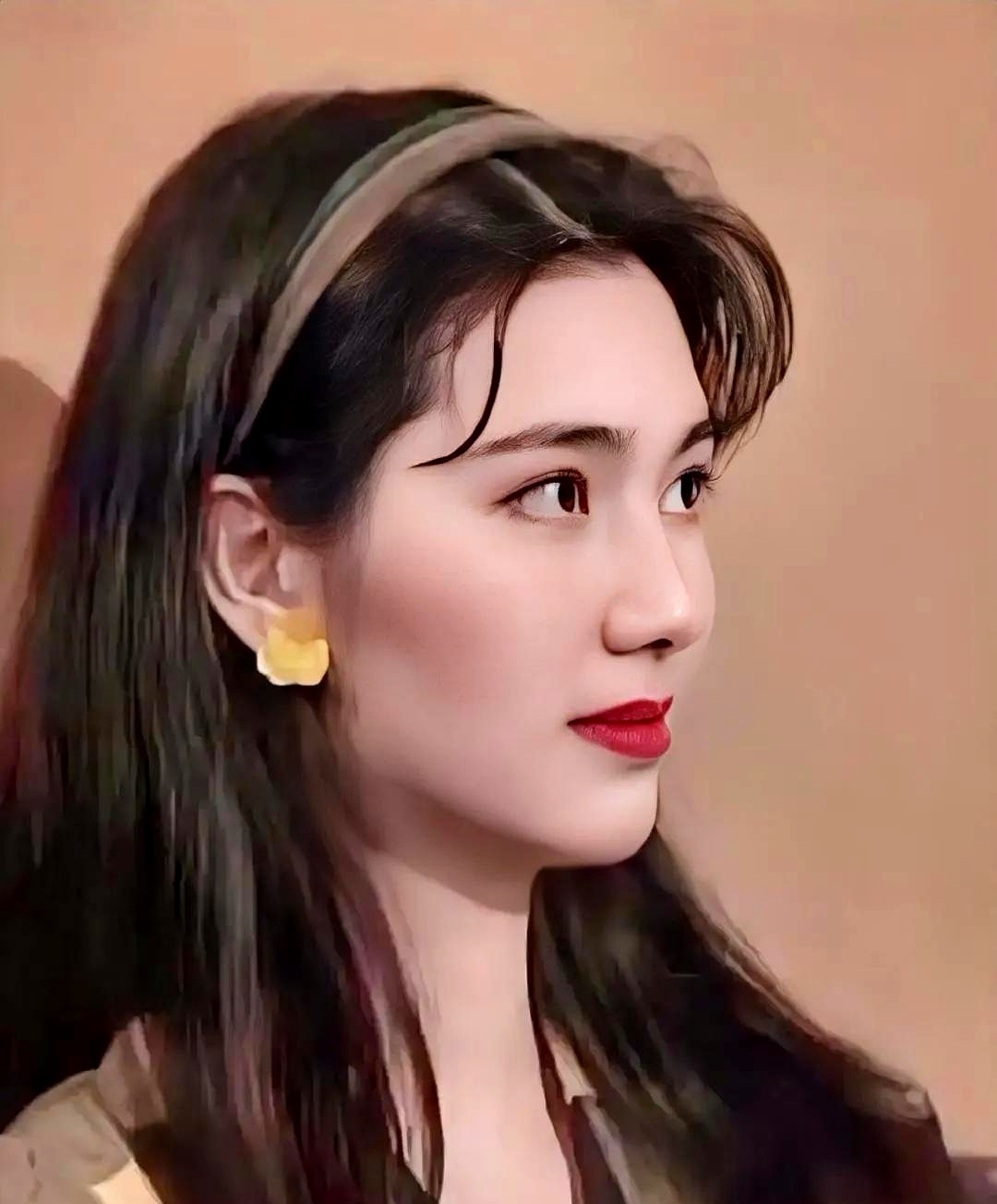 不是因为张丹峰对她儿子好,也不是图他年轻,而是53岁的洪欣"不敢" "