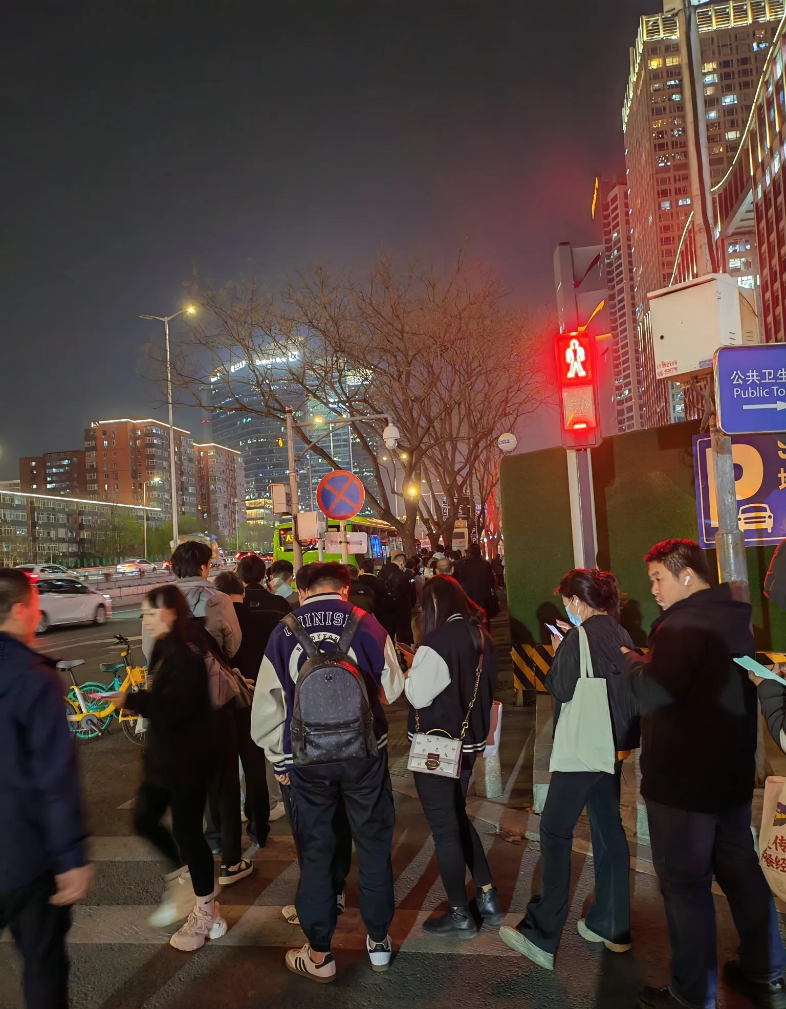 4月3日晚上八点,北京大望路这边又排起了大长队