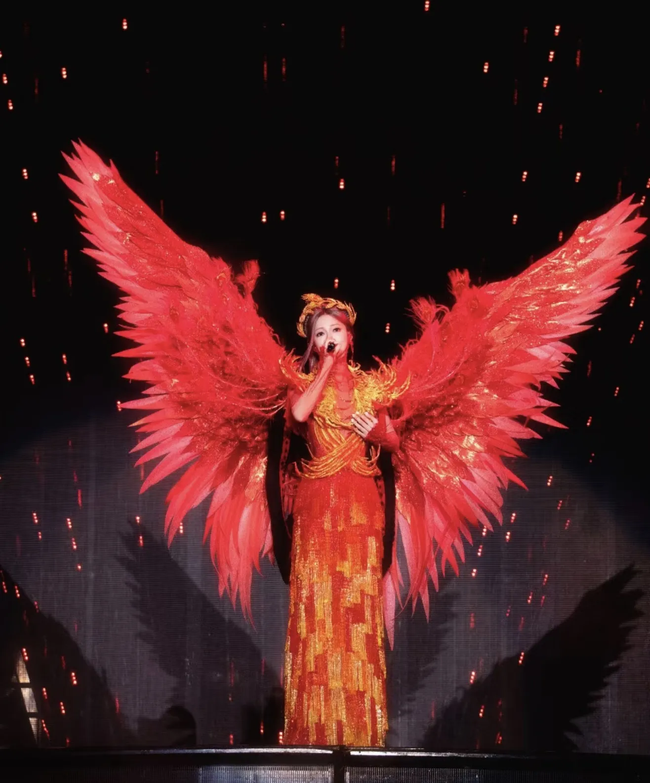 花了2000个小时,86个人亲手制作,镶了60万颗