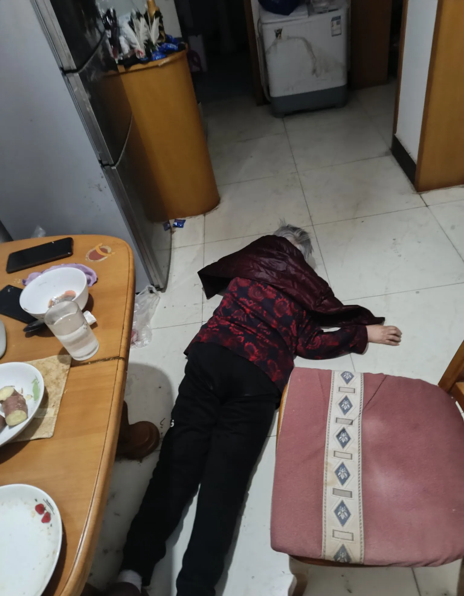 今晚八点,吃完饭,我问妈要不要回床上躺会儿,她说想在椅子上坐会儿